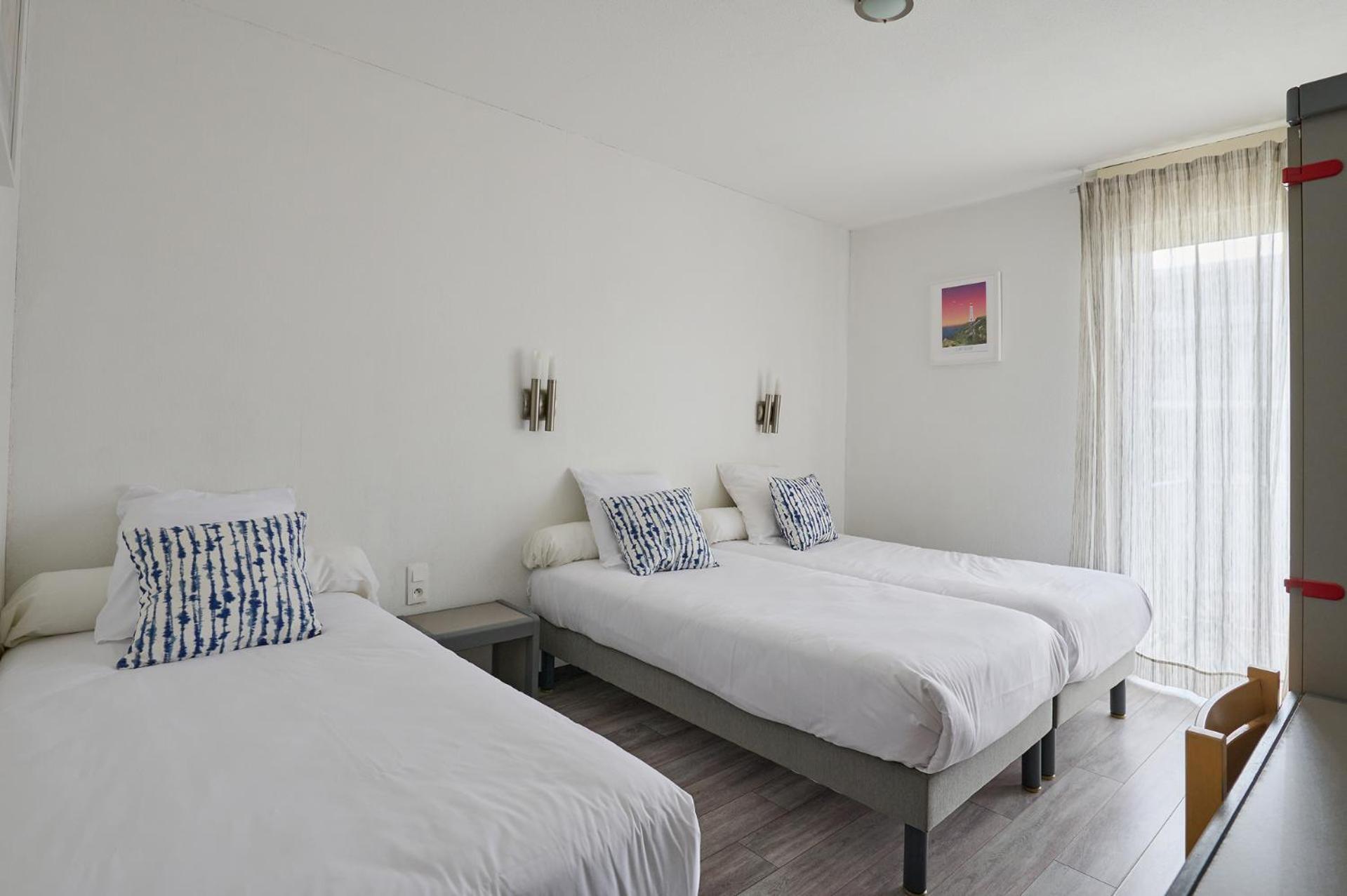 Chambre Triple Confort avec 3 Lits Simples - Côté Cour