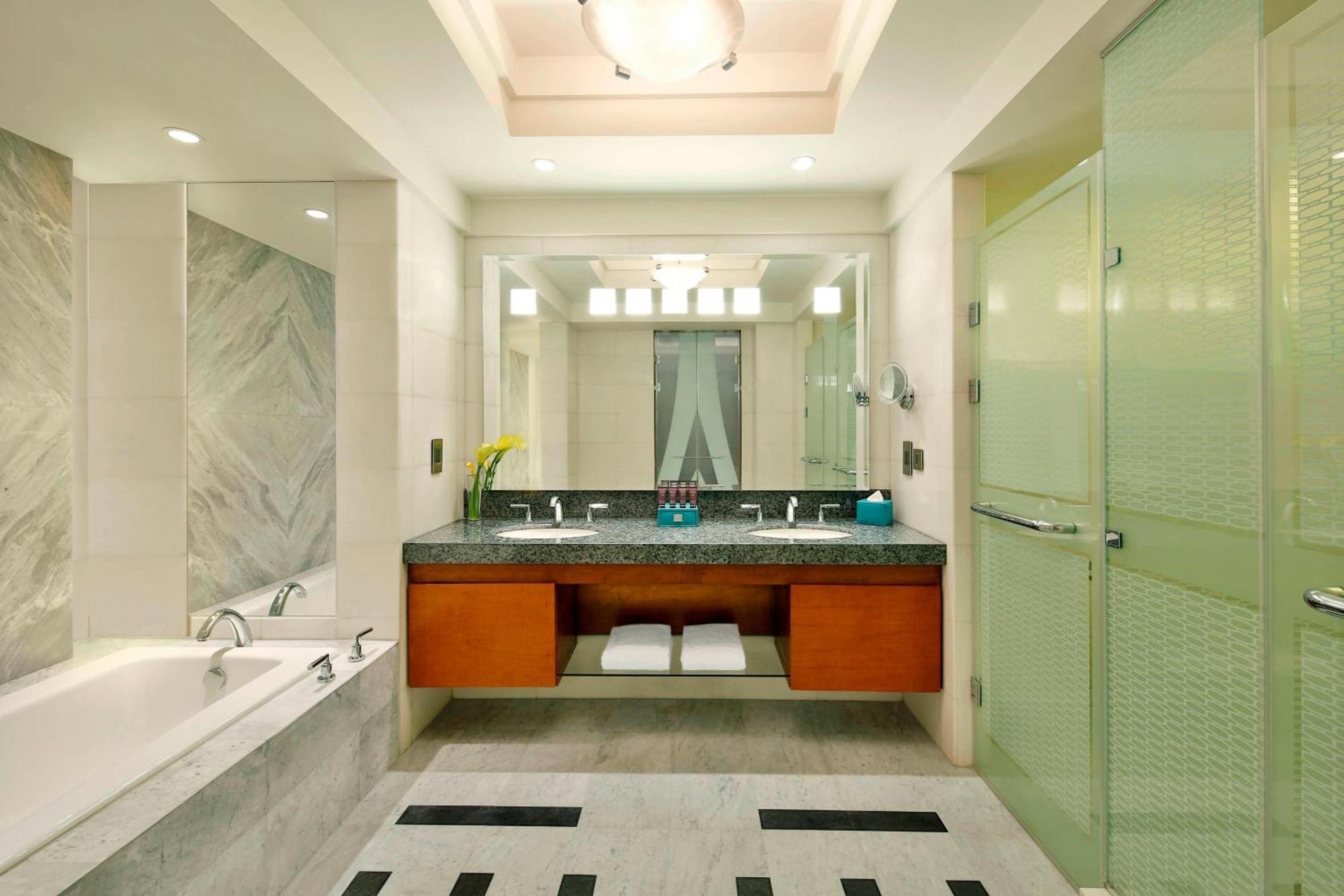 Präsidentensuite mit Kingsize-Bett und Blick auf den Nil – Zugang zur Club Lounge