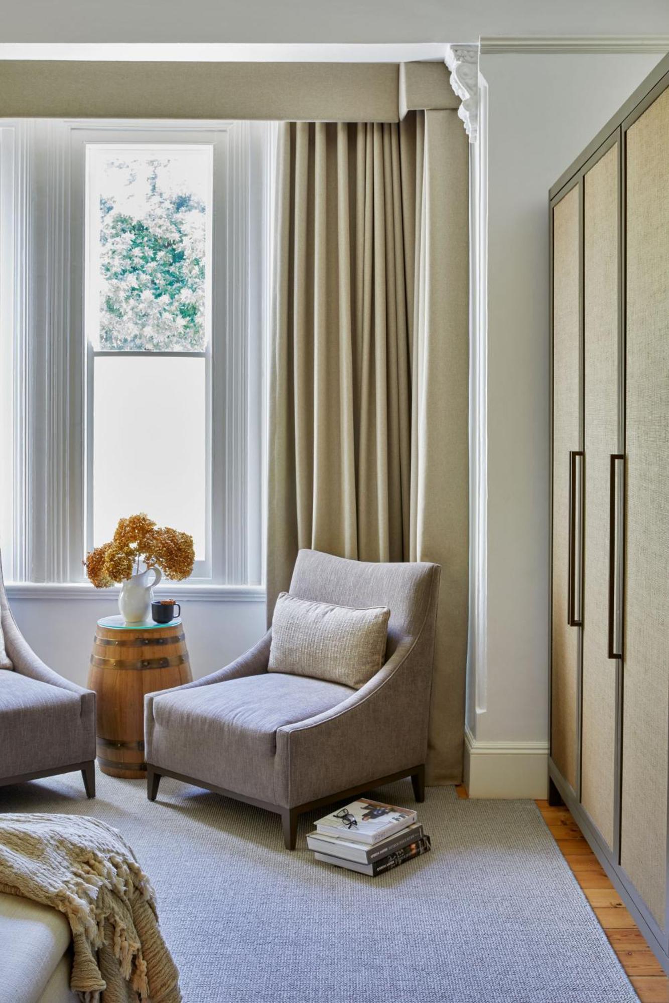 Zimmer mit Kingsize-Bett und Gartenblick.