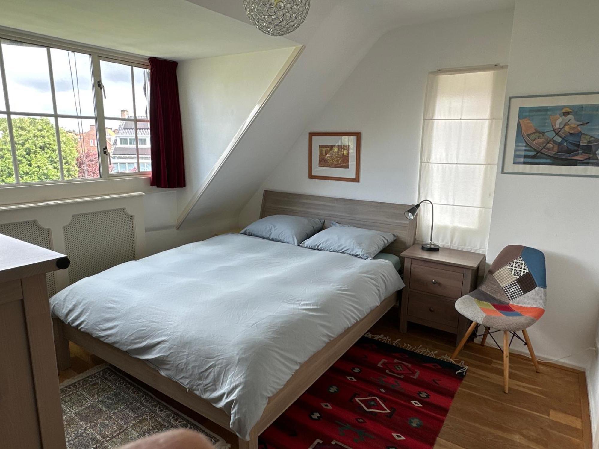 Zimmer mit Kingsize-Bett und Gartenblick.