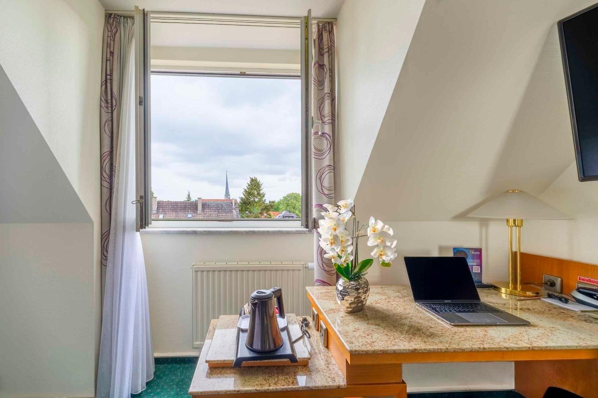 Comfort Einzelzimmer mit Einzelbett und Blick auf den Innenhof