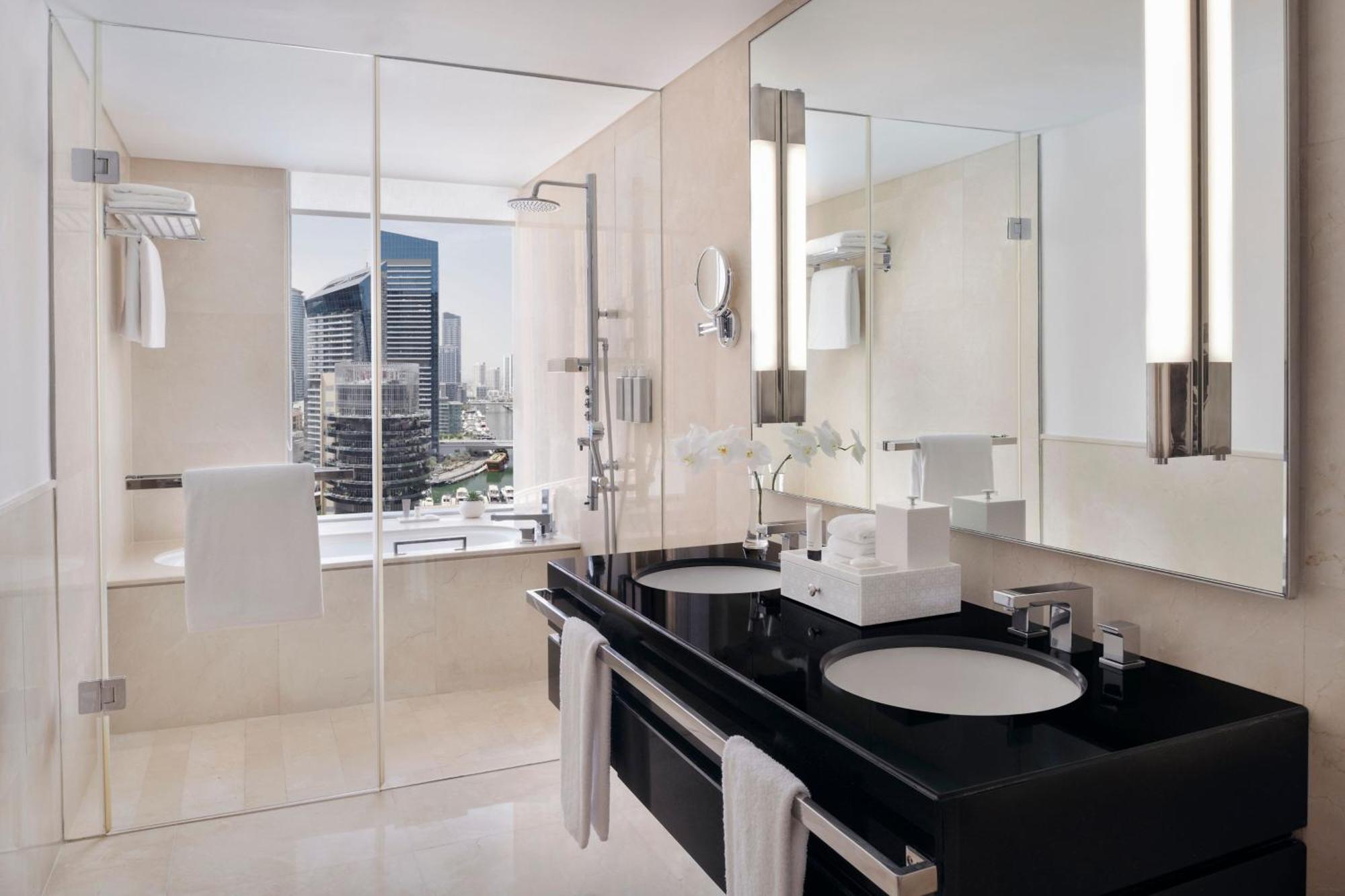 Grande Chambre avec Lit King-Size, Accès au Salon Club avec Petit-Déjeuner, Déjeuner et Dîner, Accès Direct au Centre Commercial Dubai Marina Mall et à la Promenade Dubai Marina Walk - Vue sur Marina