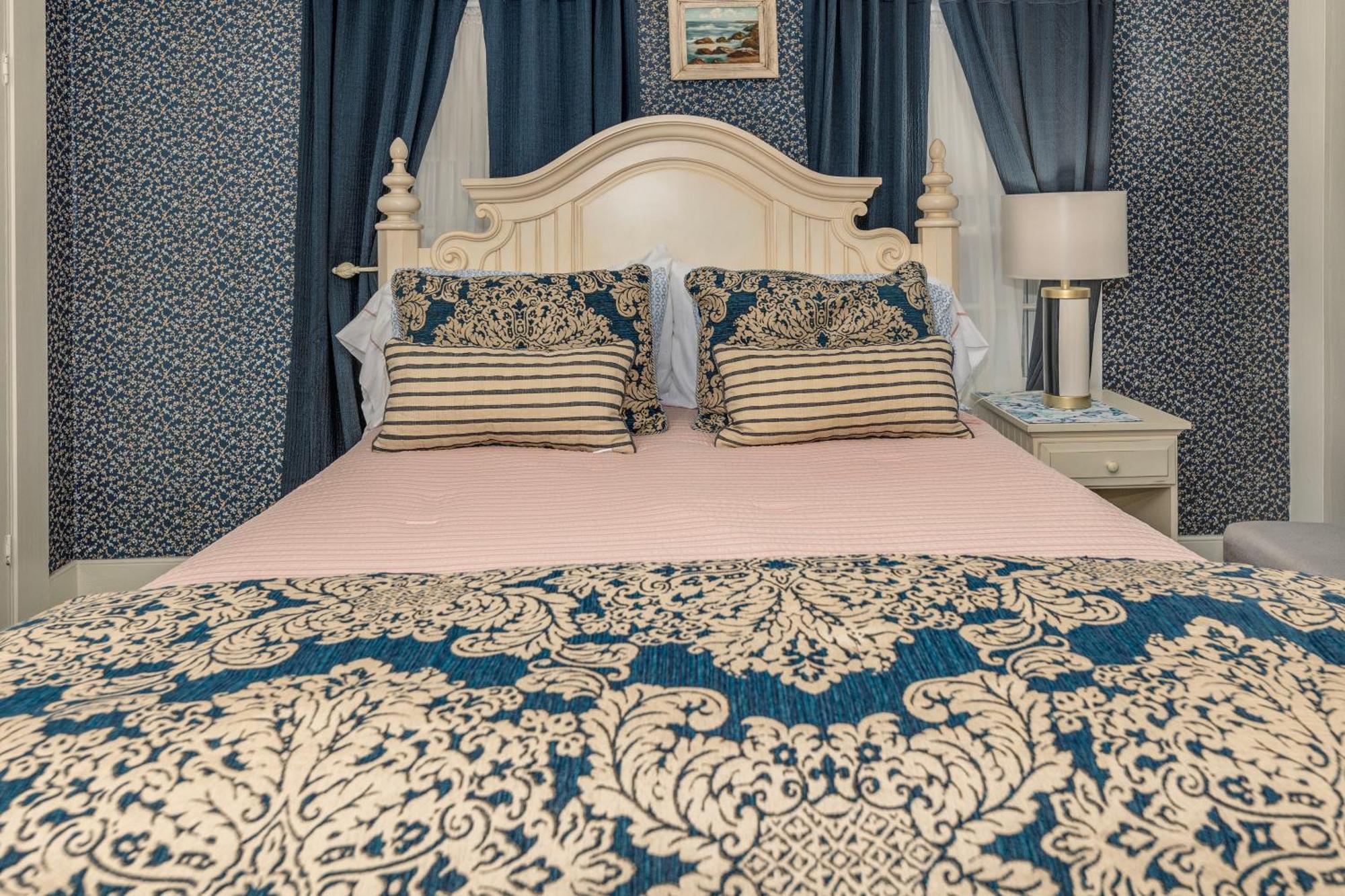 Queen Room with External Private Bathroom