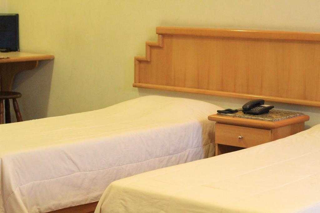 Quarto com 2 Camas de Solteiro