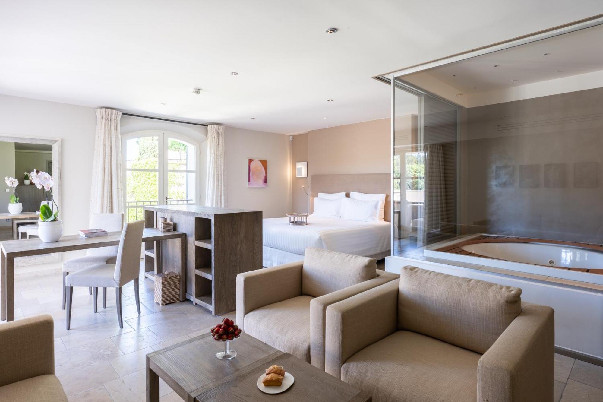 Deluxe Suite Spa Bath