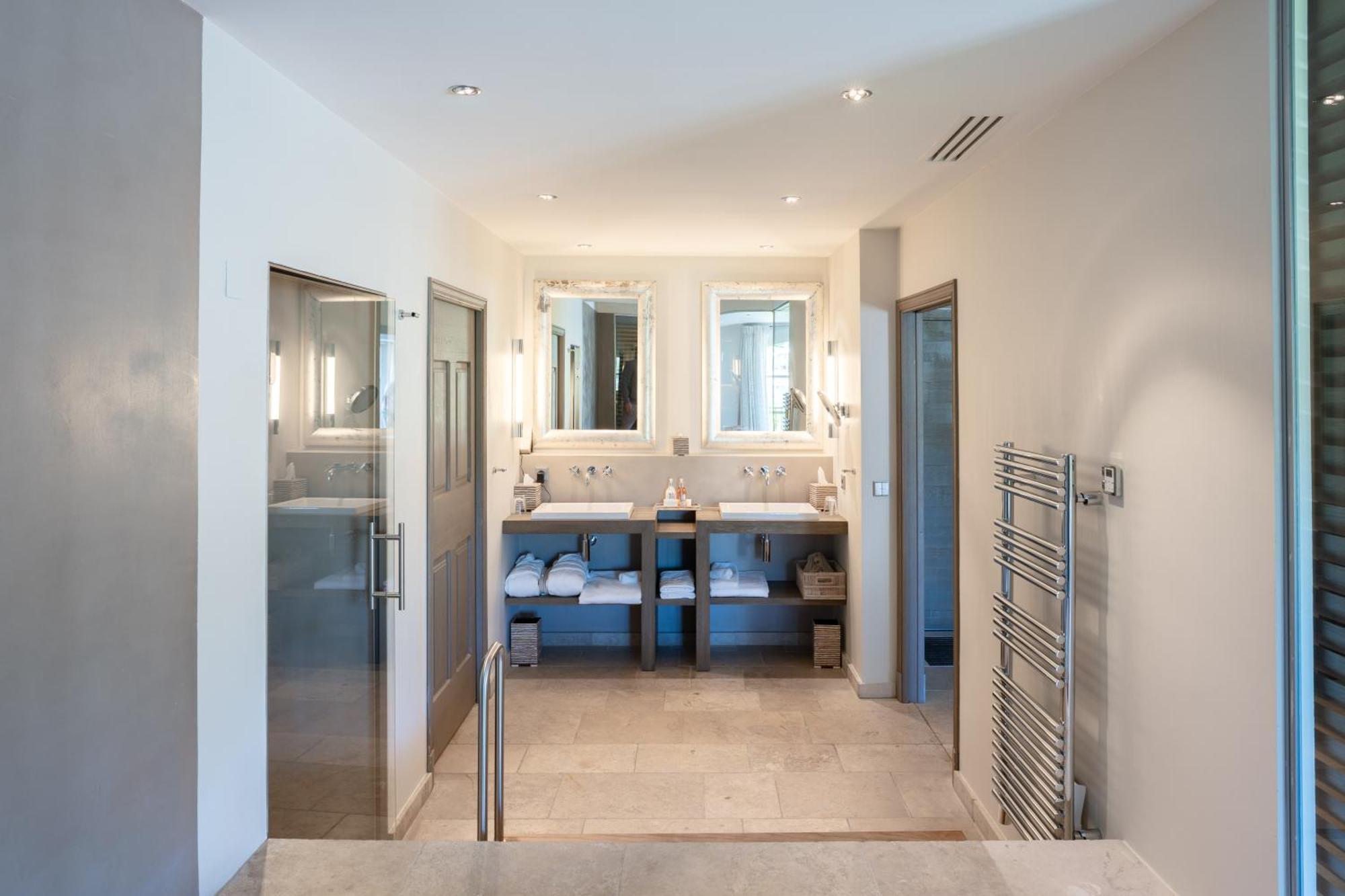 Deluxe Suite Spa Bath