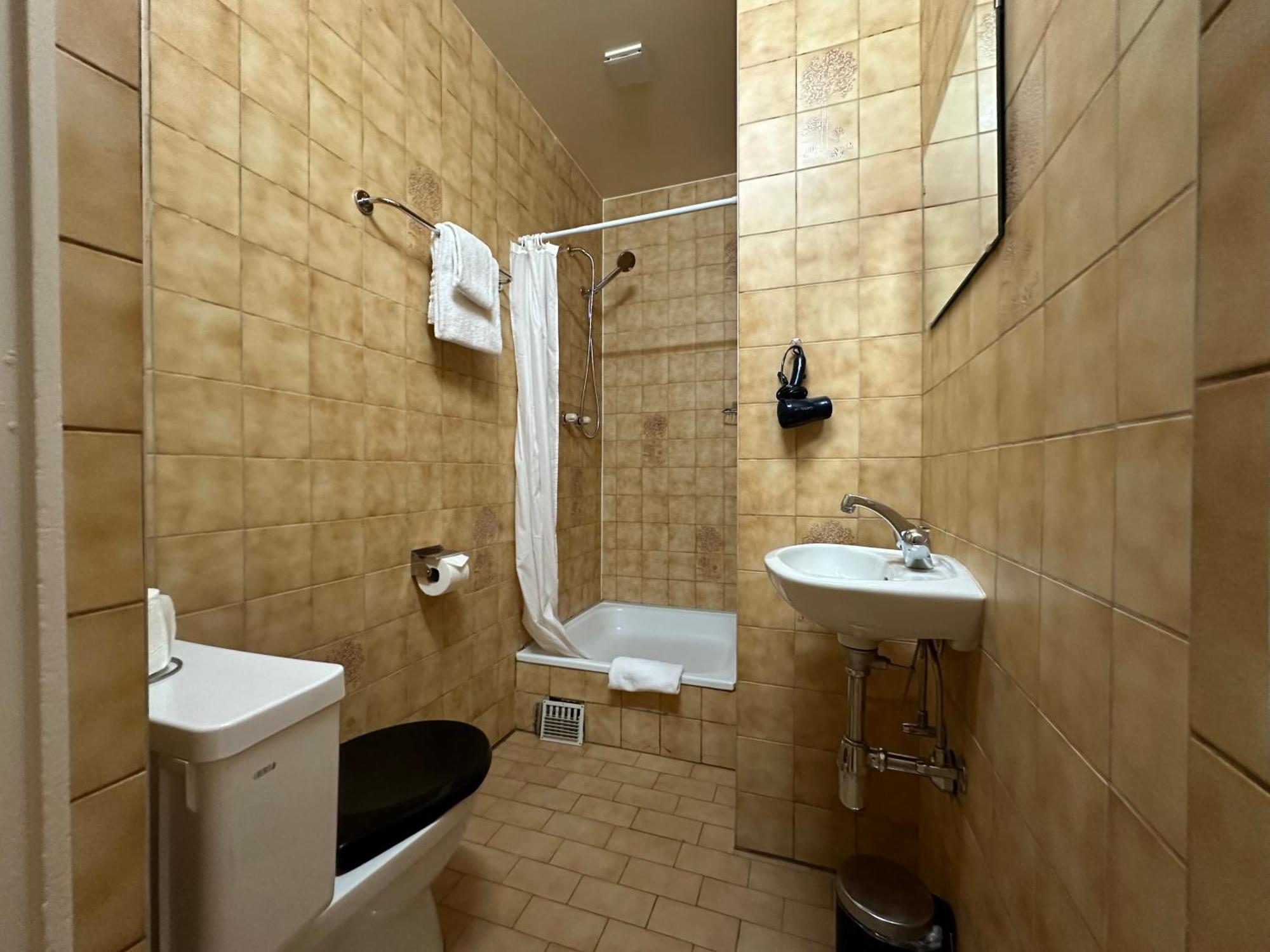 Quarto Individual com Banheiro Privativo Externo