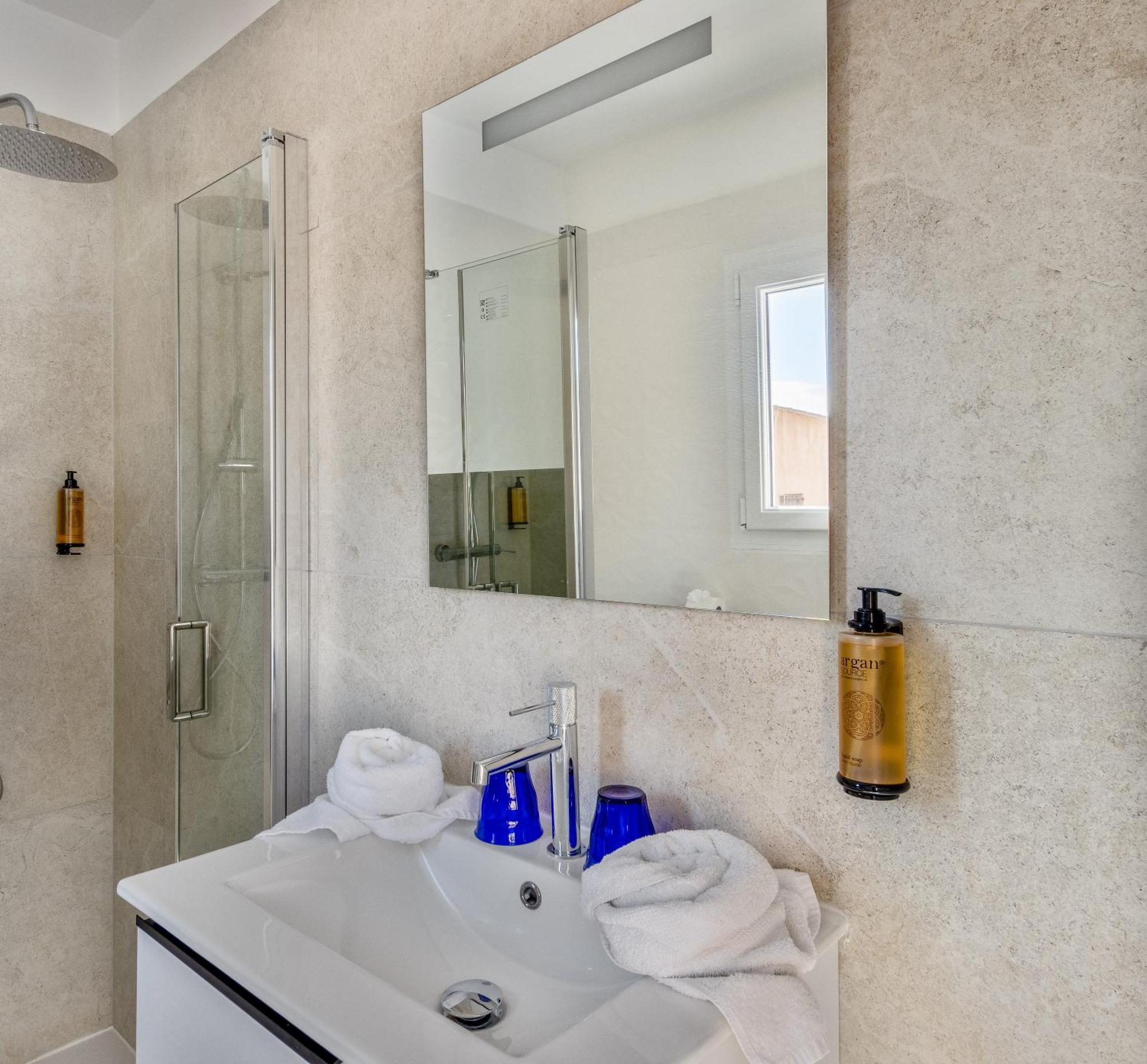 Chambre Double Confort - Vue Partielle sur Mer (3e Étage sans Balcon)
