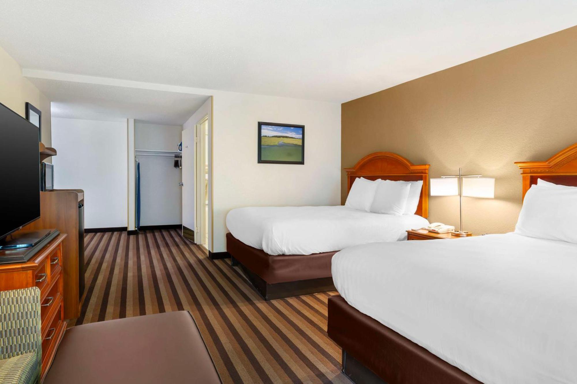 Queen Room with Two Queen Beds and Bath Tub - Disability Access/Non-Smoking