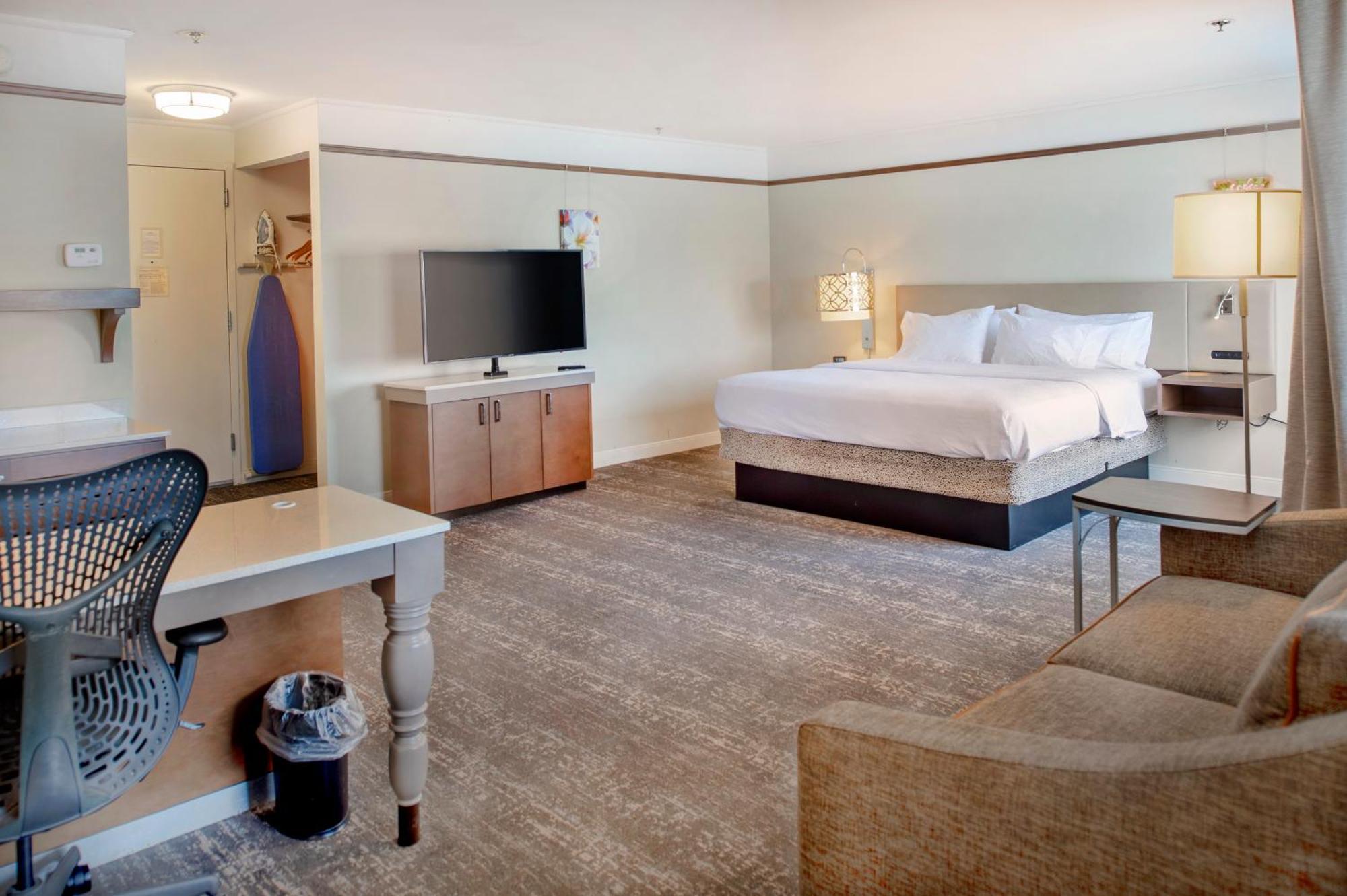 Corner King Room with Sofa Bed