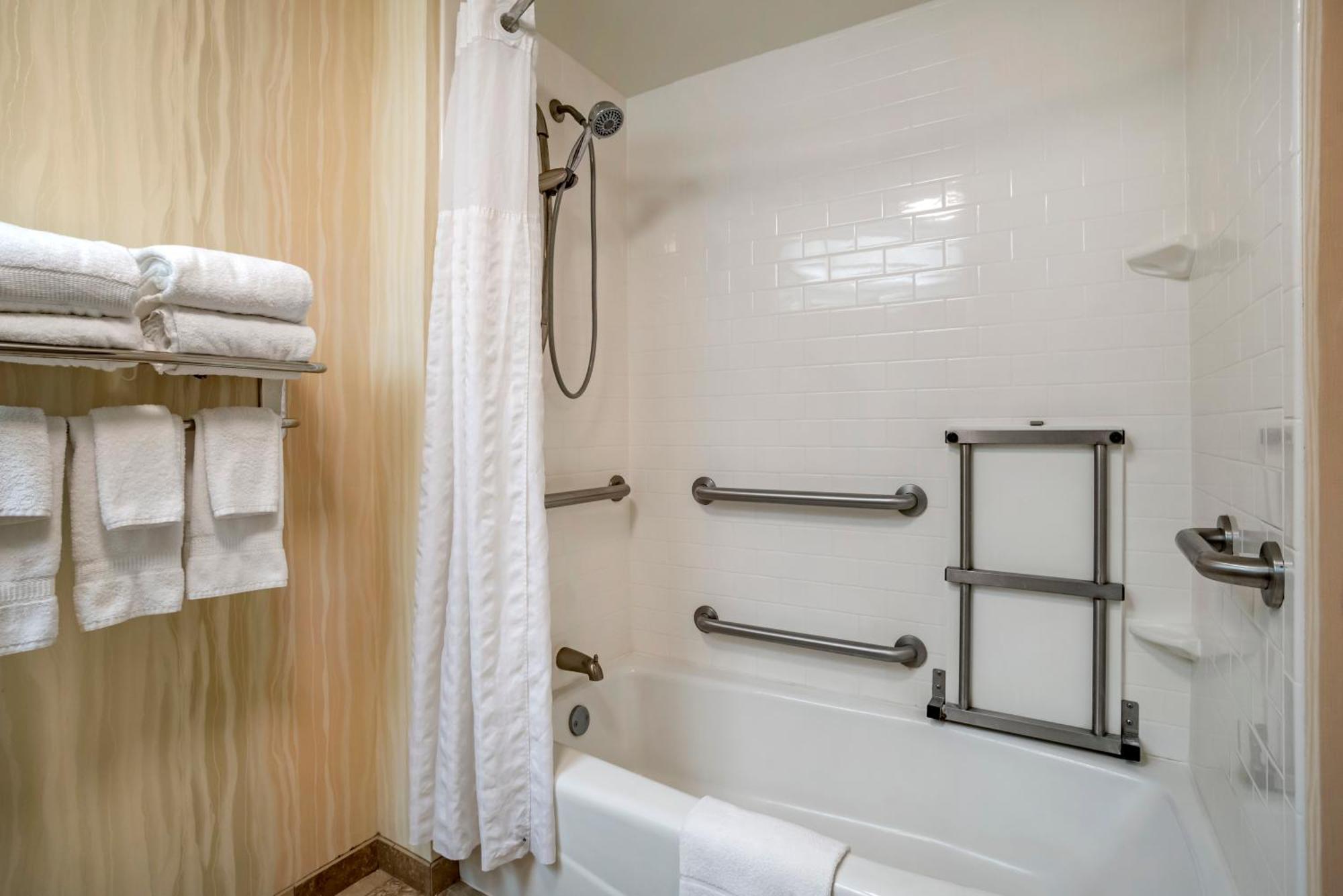 Queen Room with Tub - Accessible/Non-Smoking