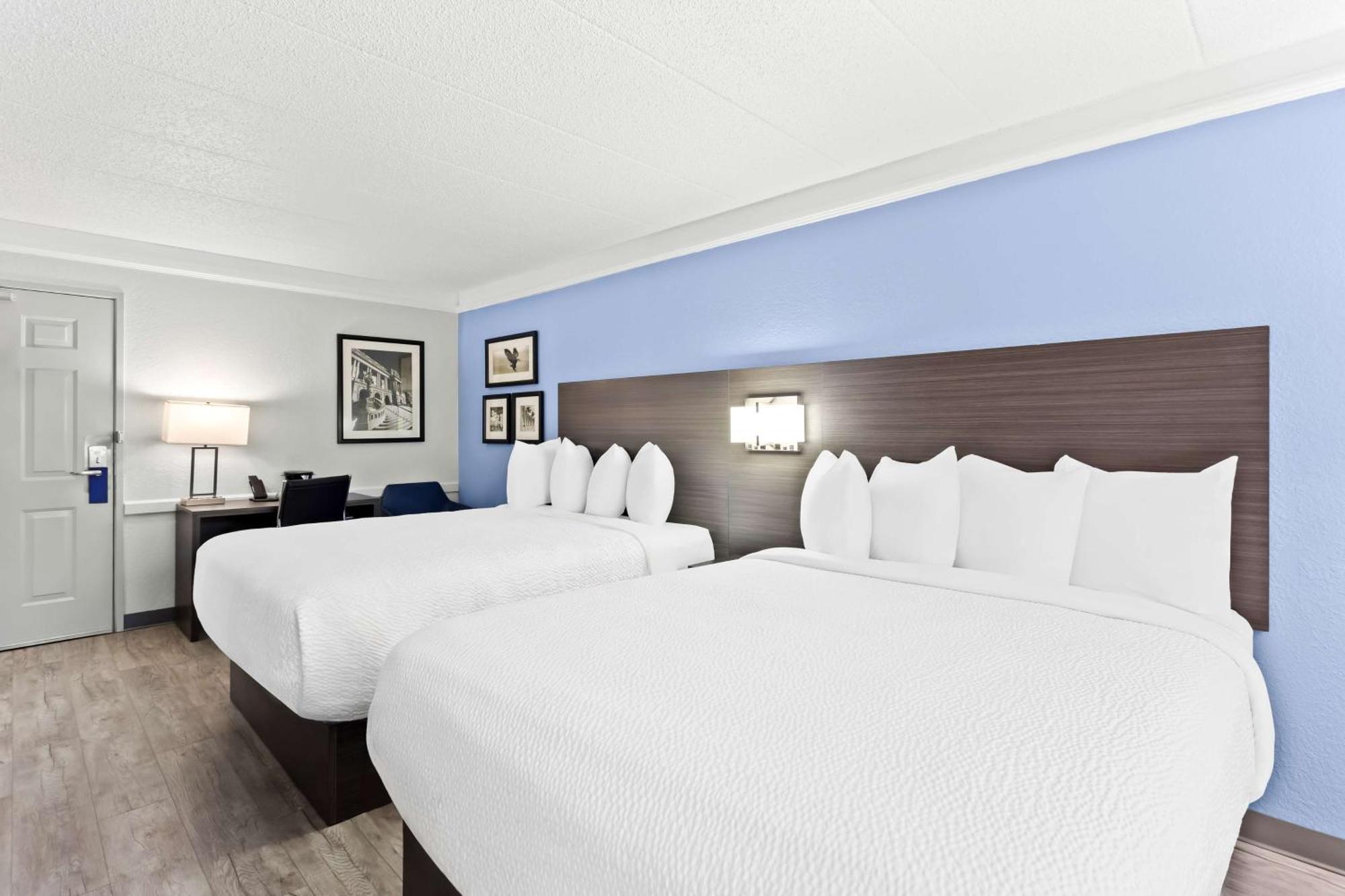 Queen Room with Two Queen Beds and Bath Tub - Disability Access