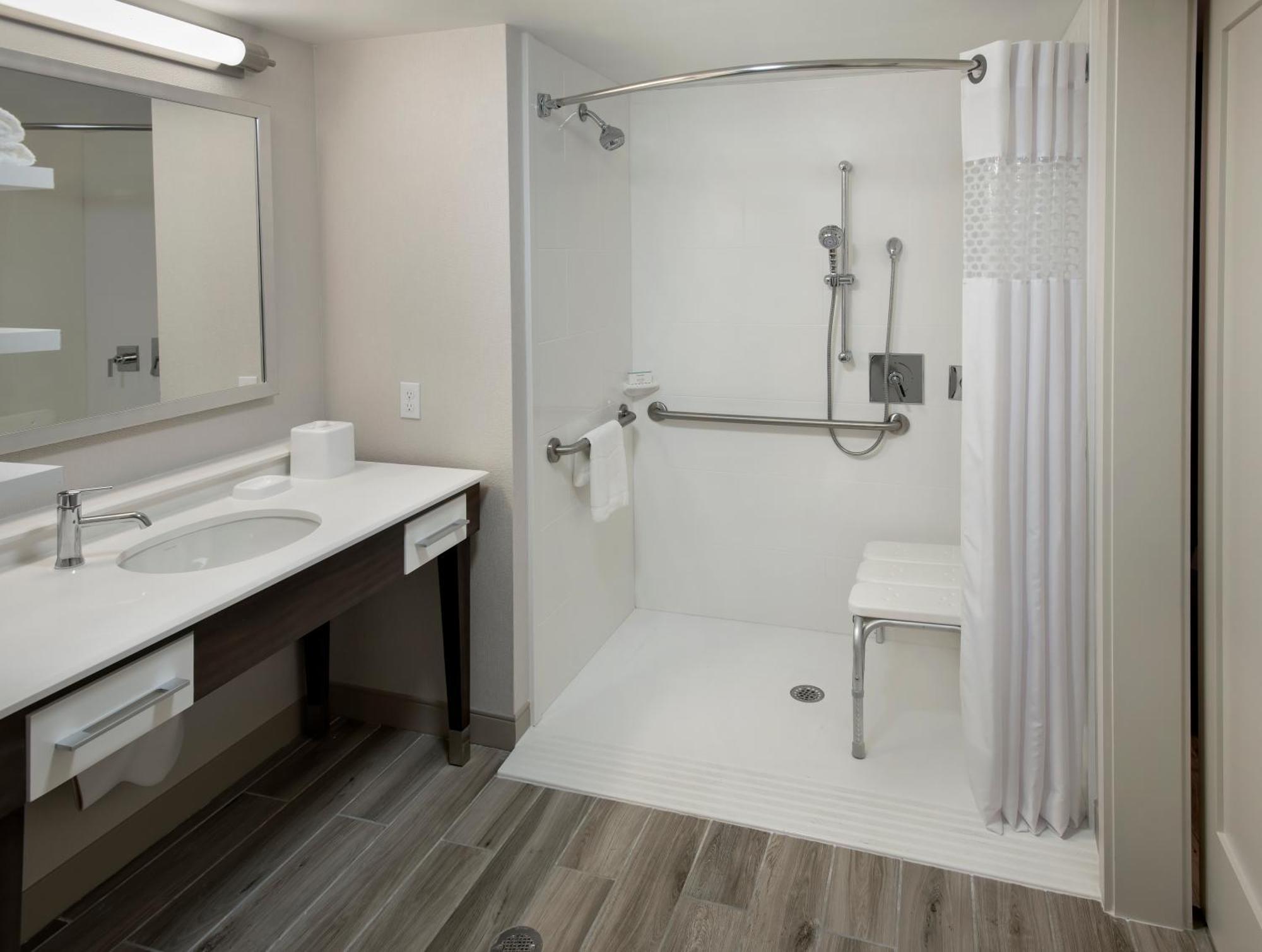 King Room Roll Shower Mobility Access or Non-Smoking,1552126198:JPEG