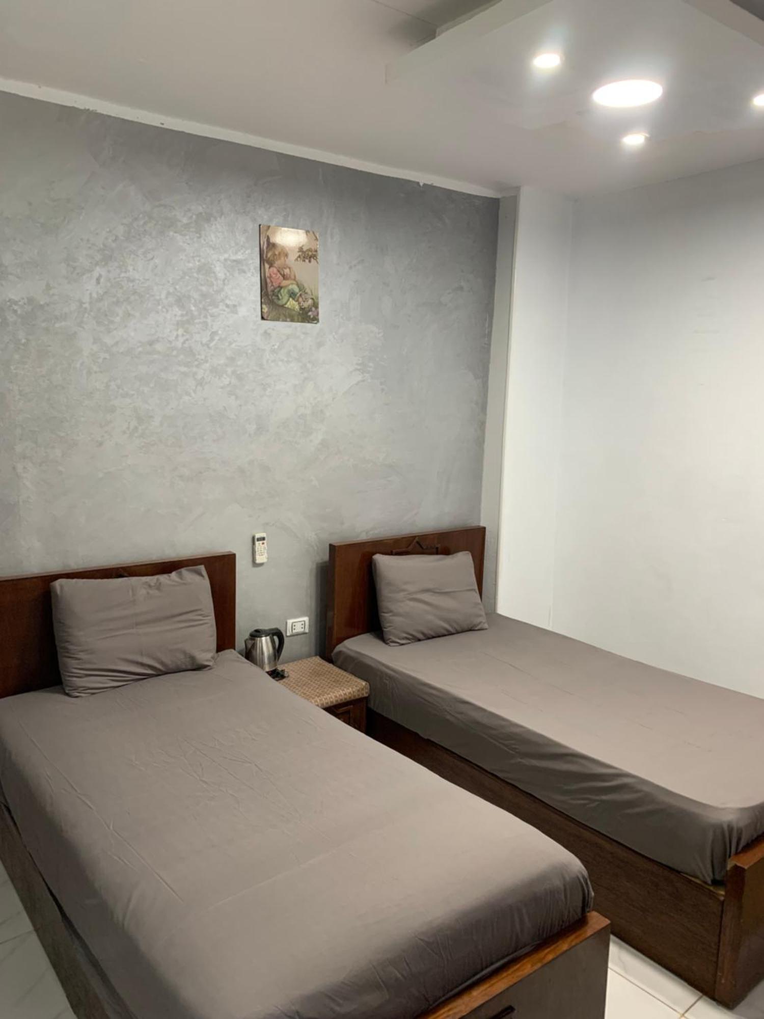 Quarto com 2 Camas de Solteiro e Vista