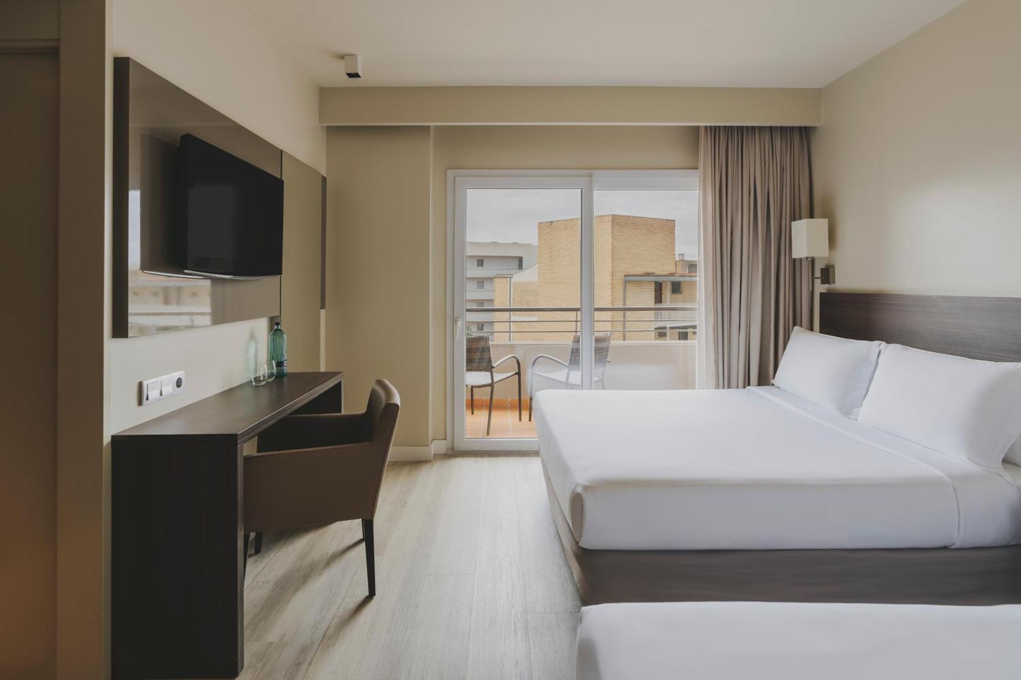 Dreibettzimmer (2 Erwachsene + 1 Kind) mit Poolblick und Schlafsofa