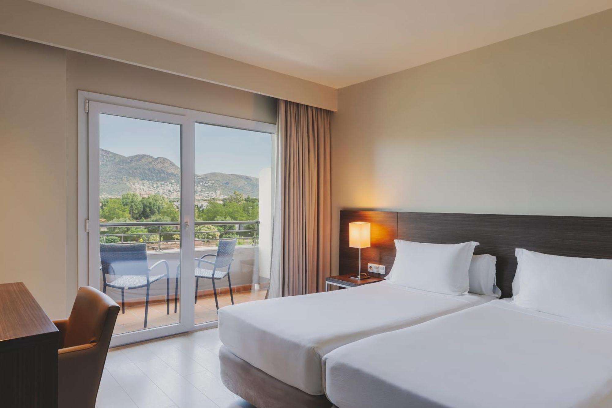 Zweibettzimmer mit Poolblick