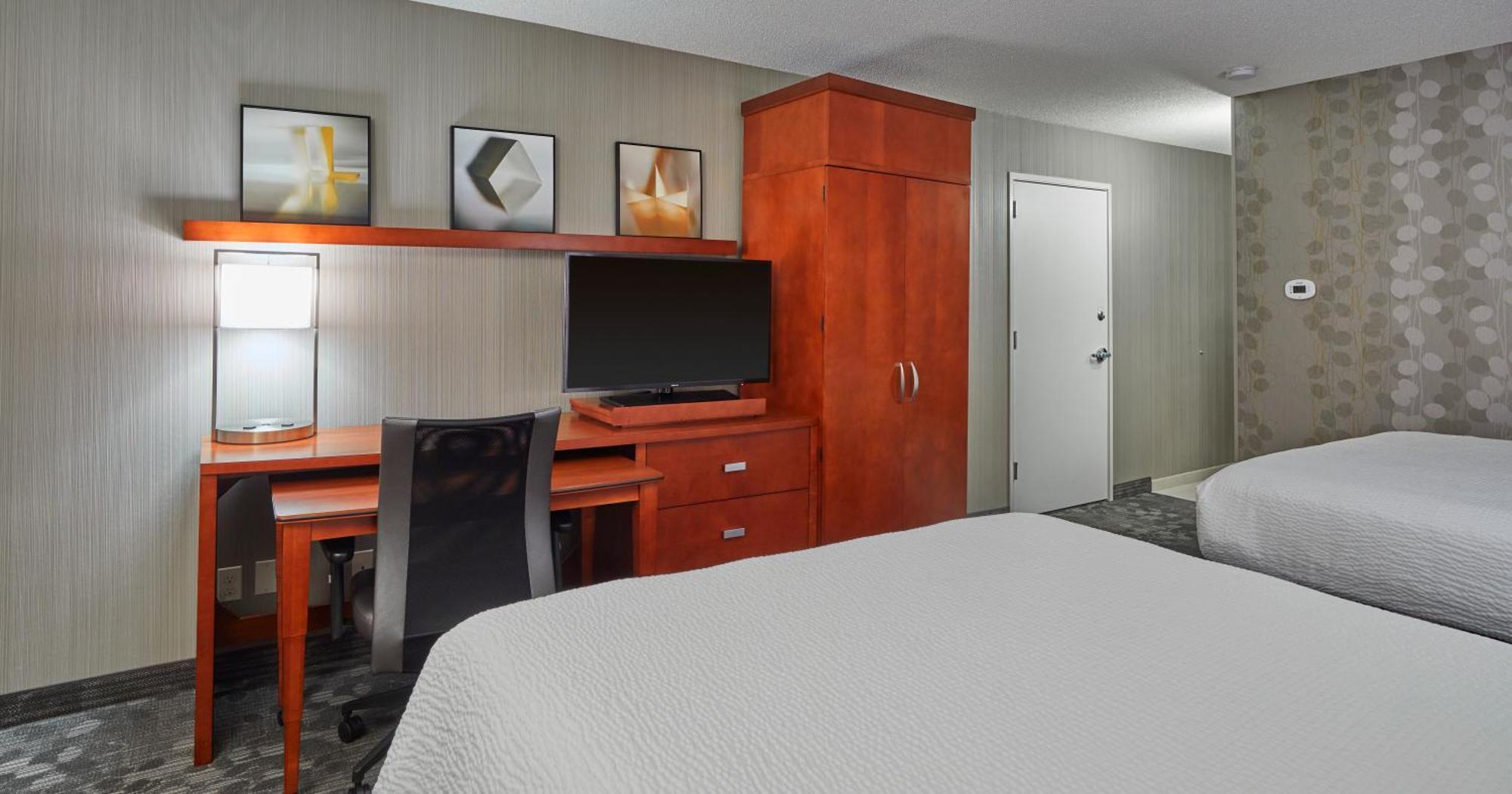 Suite, 2 Queen, Sofa bed