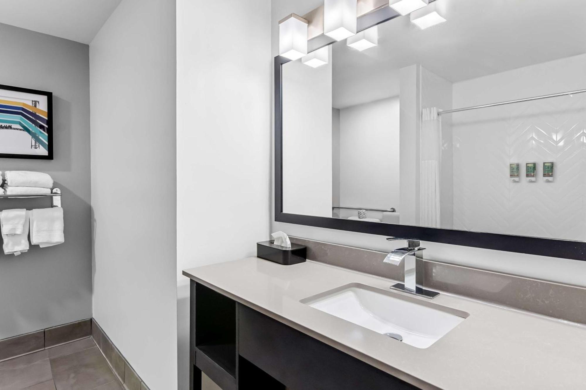King Room with Roll-in Shower - Disability Access/Non-Smoking