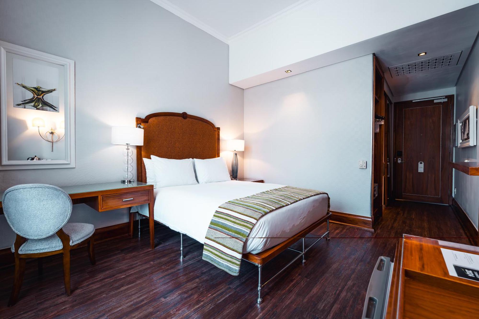 Habitación con cama grande