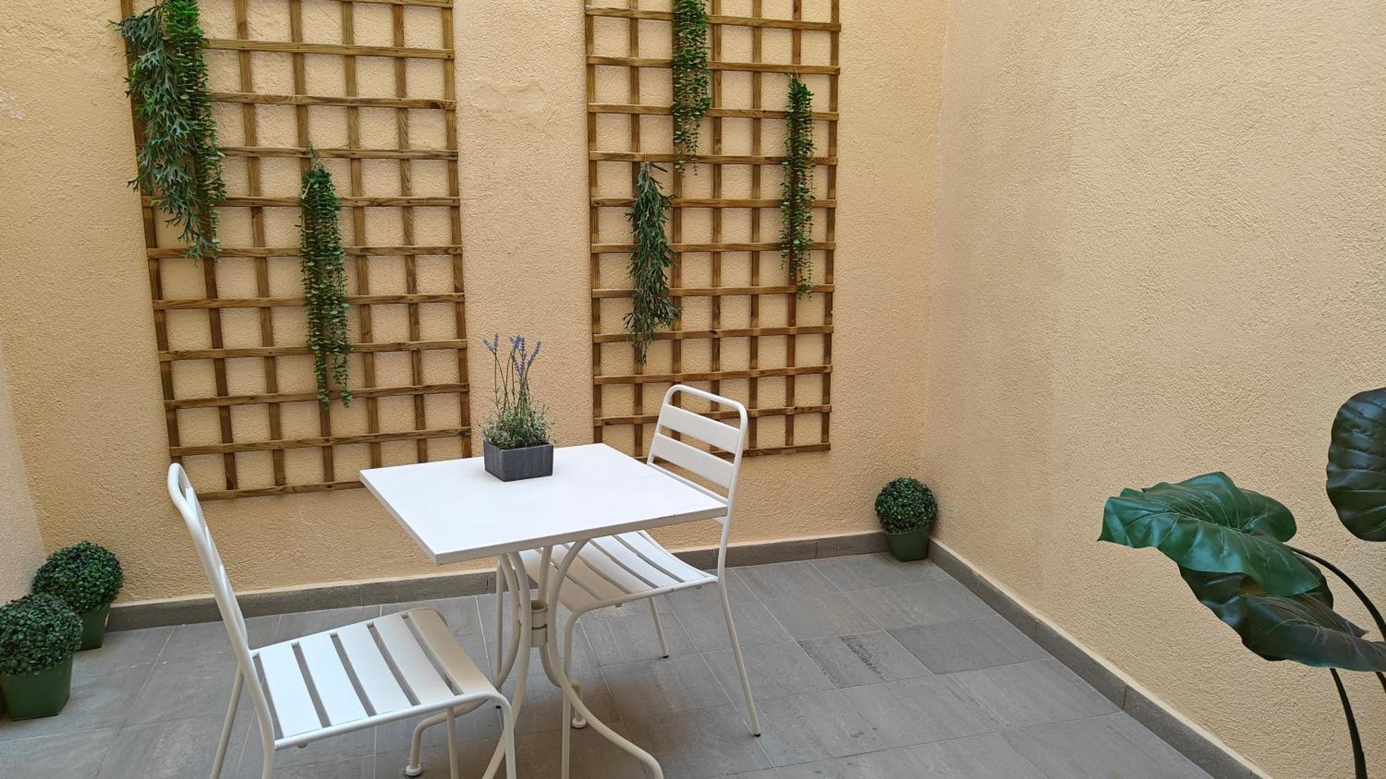 Habitación doble pequeña con patio interior