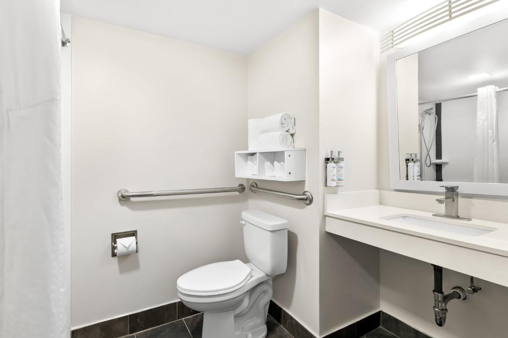 Standard Queen Room with Two Queen Beds and Roll-In Shower - Mobility Access