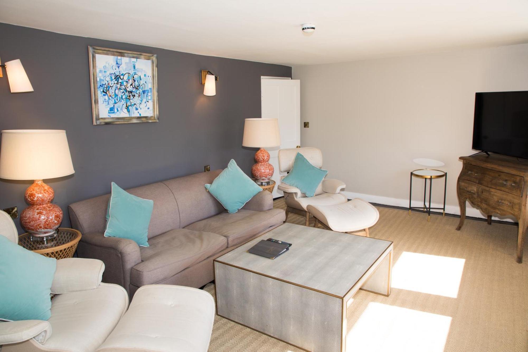 Two-Bedroom Traditional Suite,1611089038:JPEG