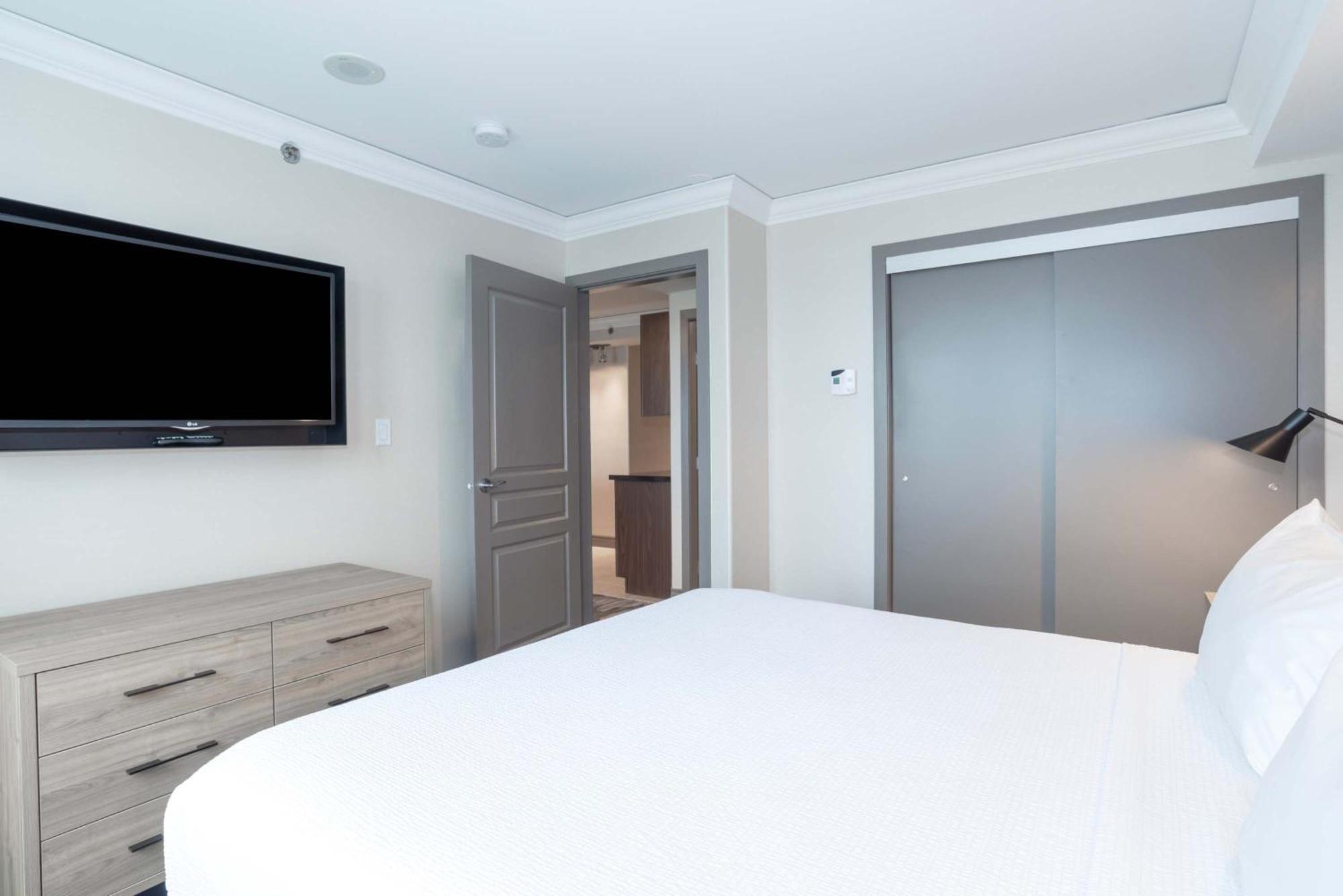 Grand Suite, 1 King Bed, Kitchen, Washer Dryer, Balcony