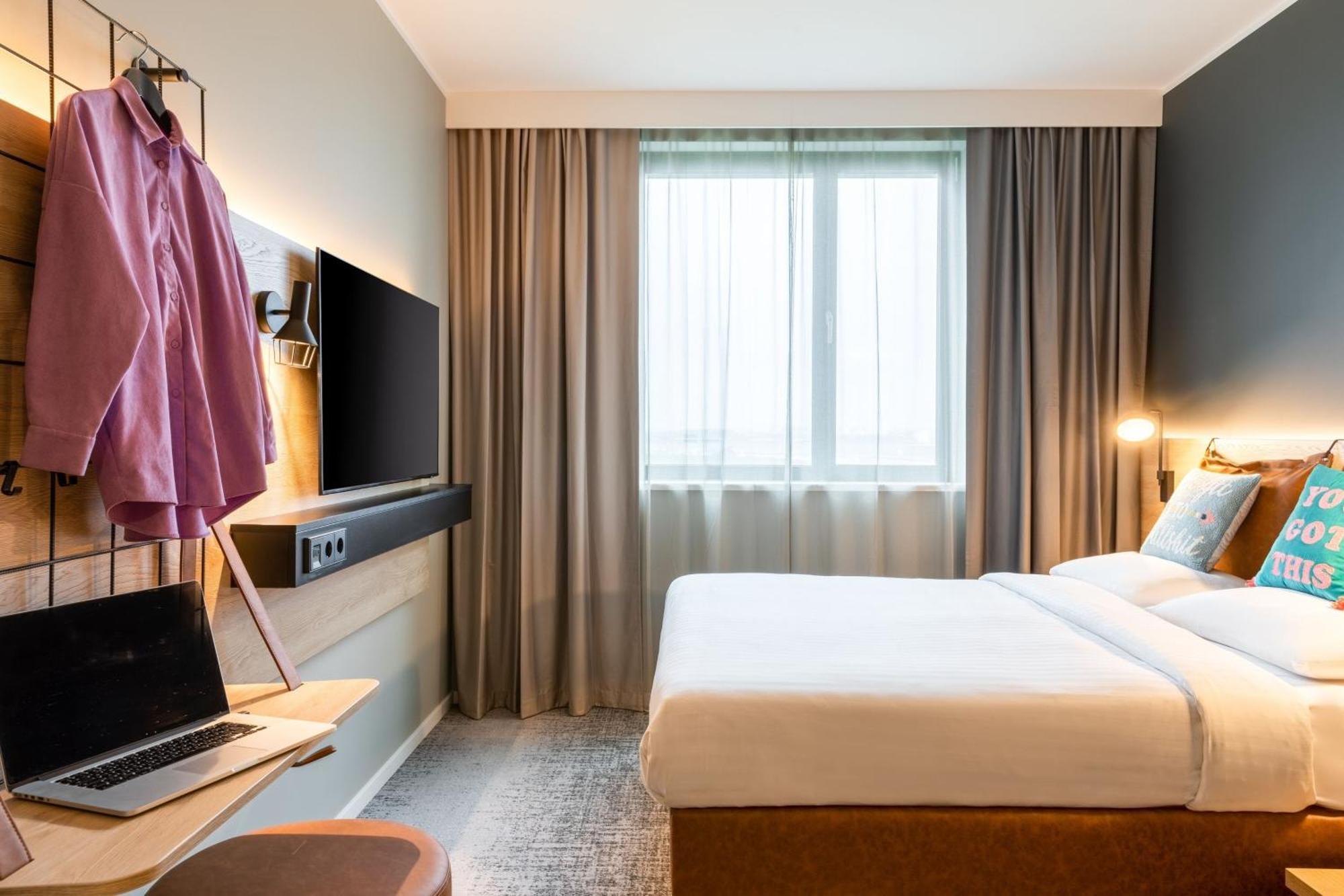 Moxy Zimmer mit Queensize-Bett