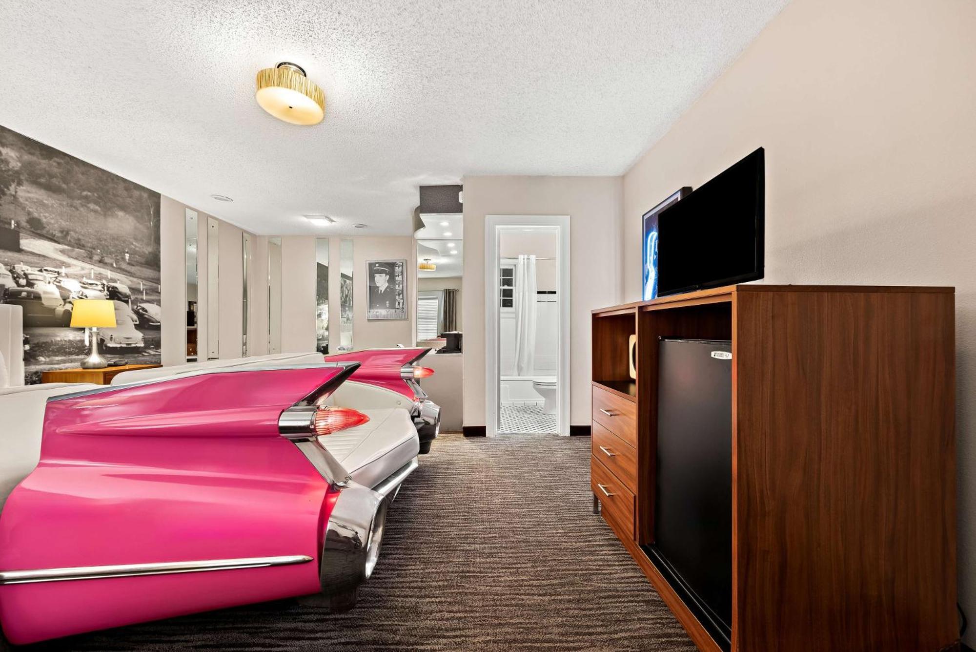 Bonnie and Clyde King Suite with Jetted Tub - Non-Smoking