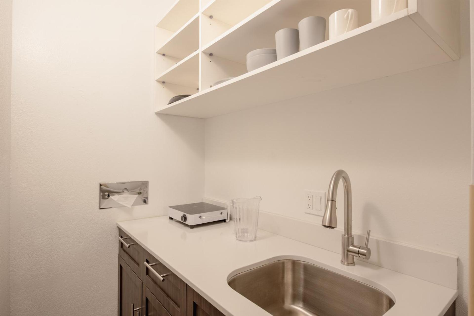 King Efficiency Room with Kitchenette - Non-Smoking
