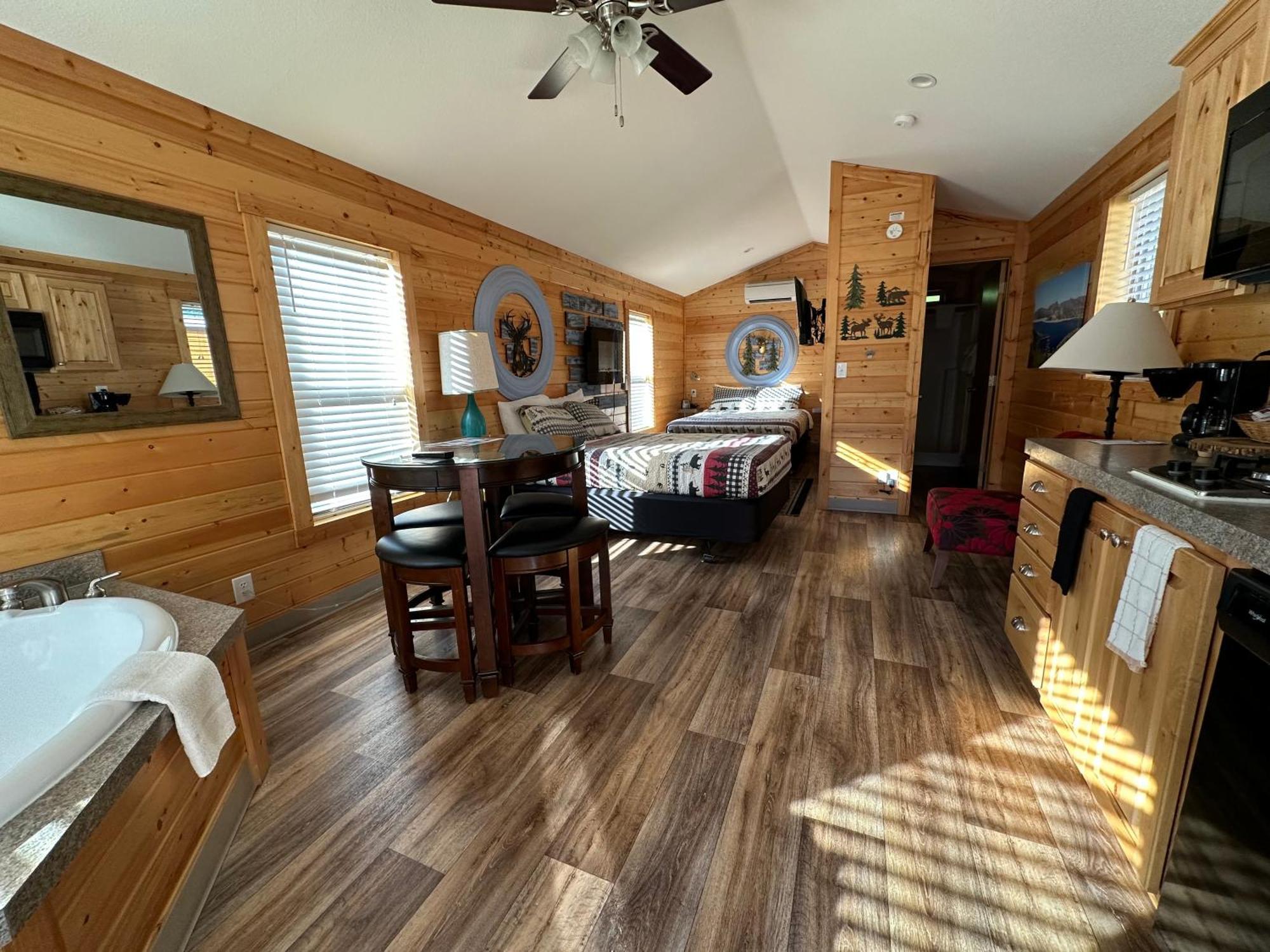 Deluxe Cabin with Jetted Tub