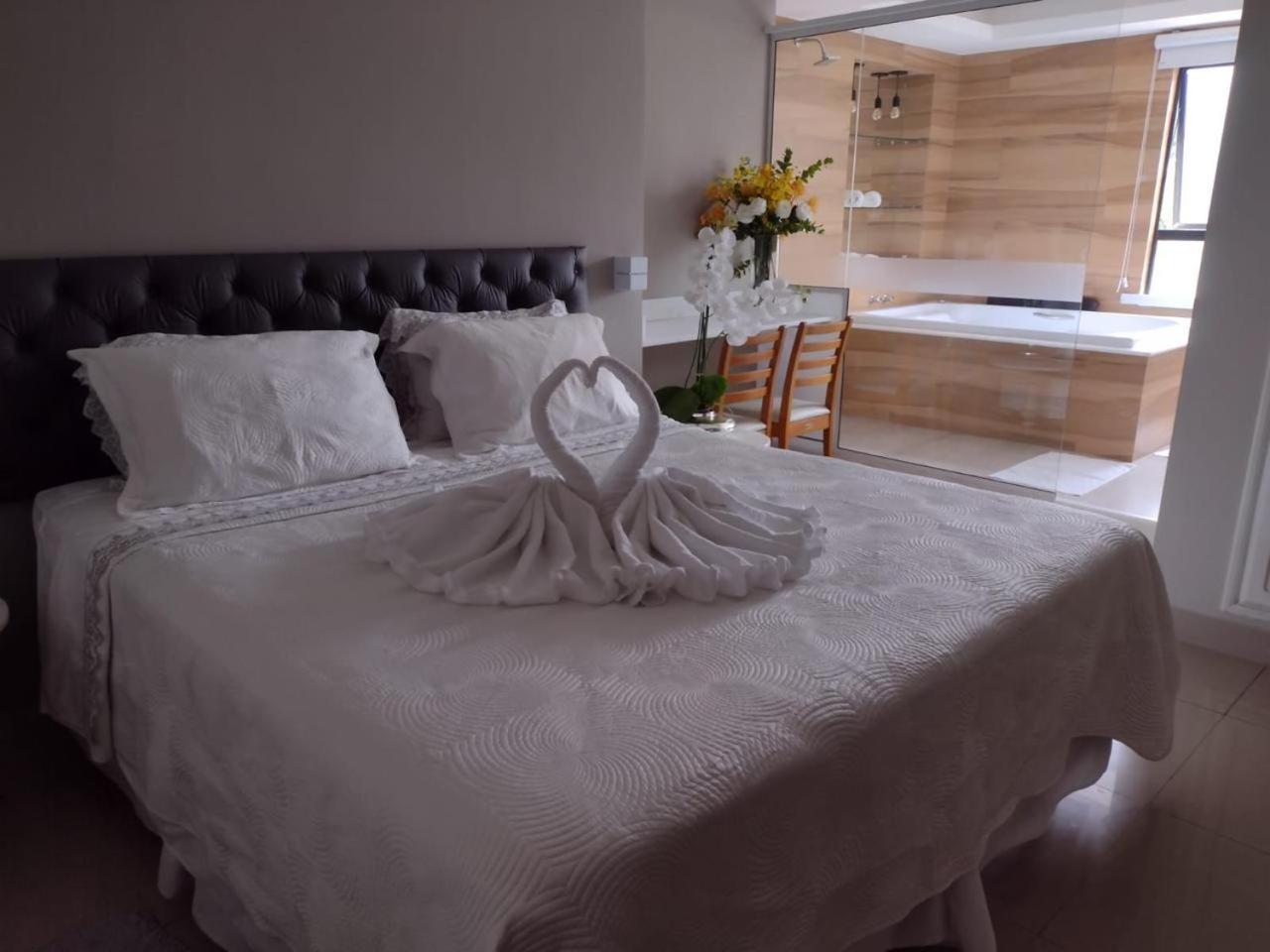 Quarto com Cama King-size e Banheira de Hidromassagem