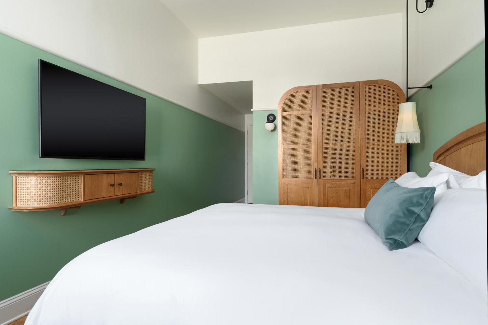 King Room with Roll-In Shower - Mobility Accessible