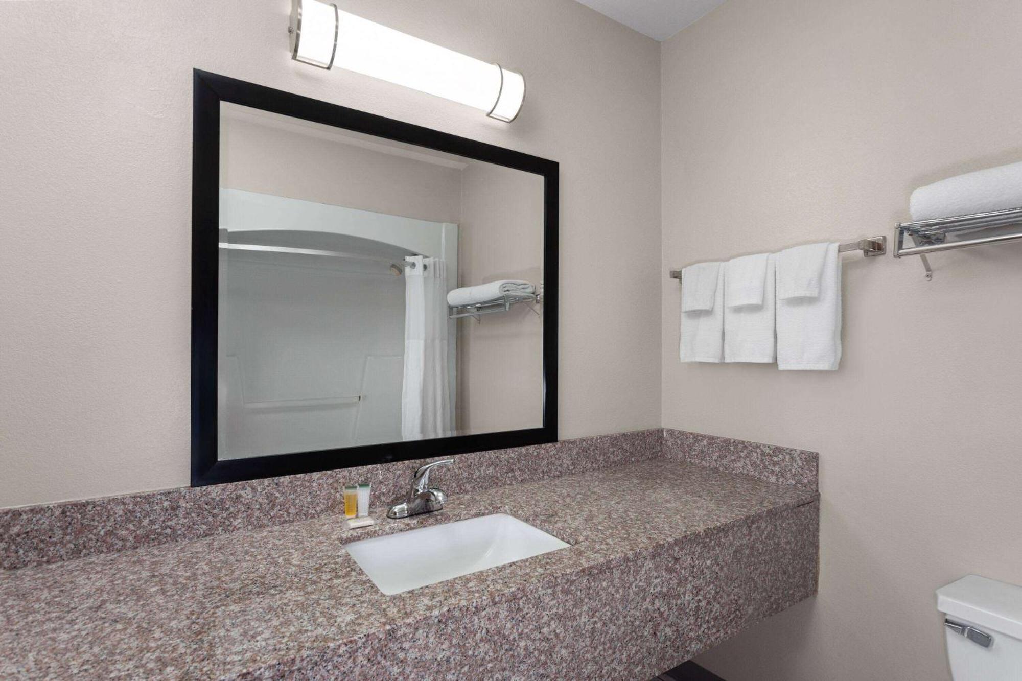 1 King Bed, Studio Suite, Hot Tub, Non-Smoking