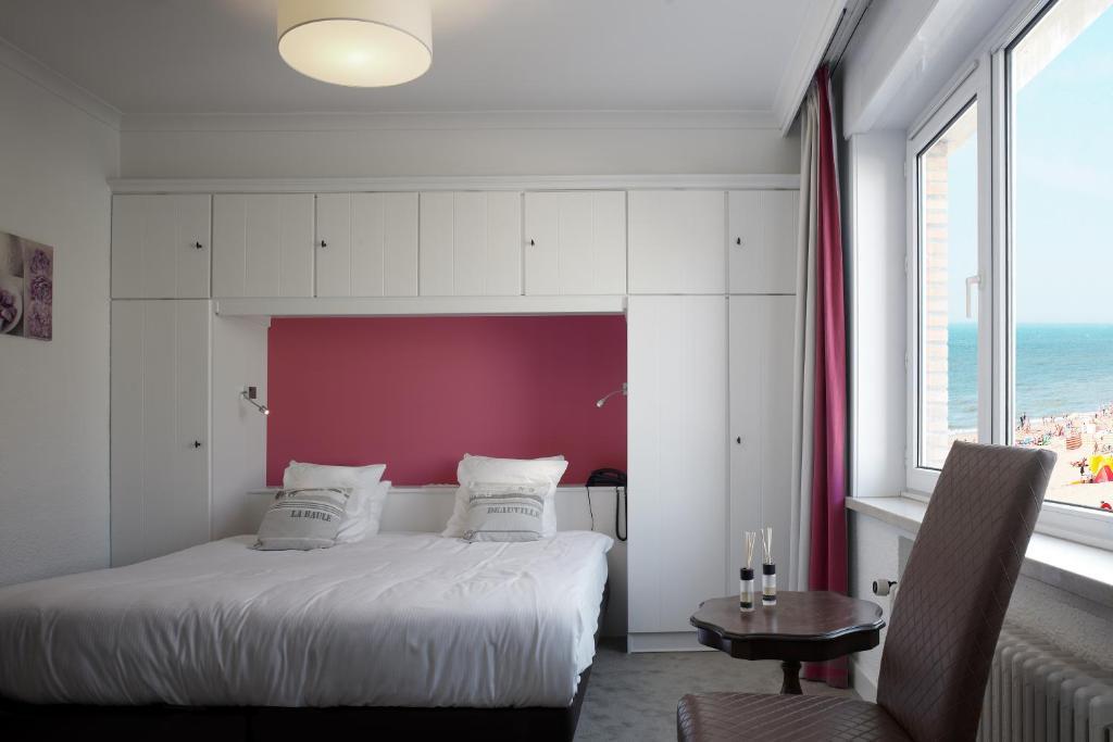 Doppel-/Zweibettzimmer mit seitlichem Meerblick