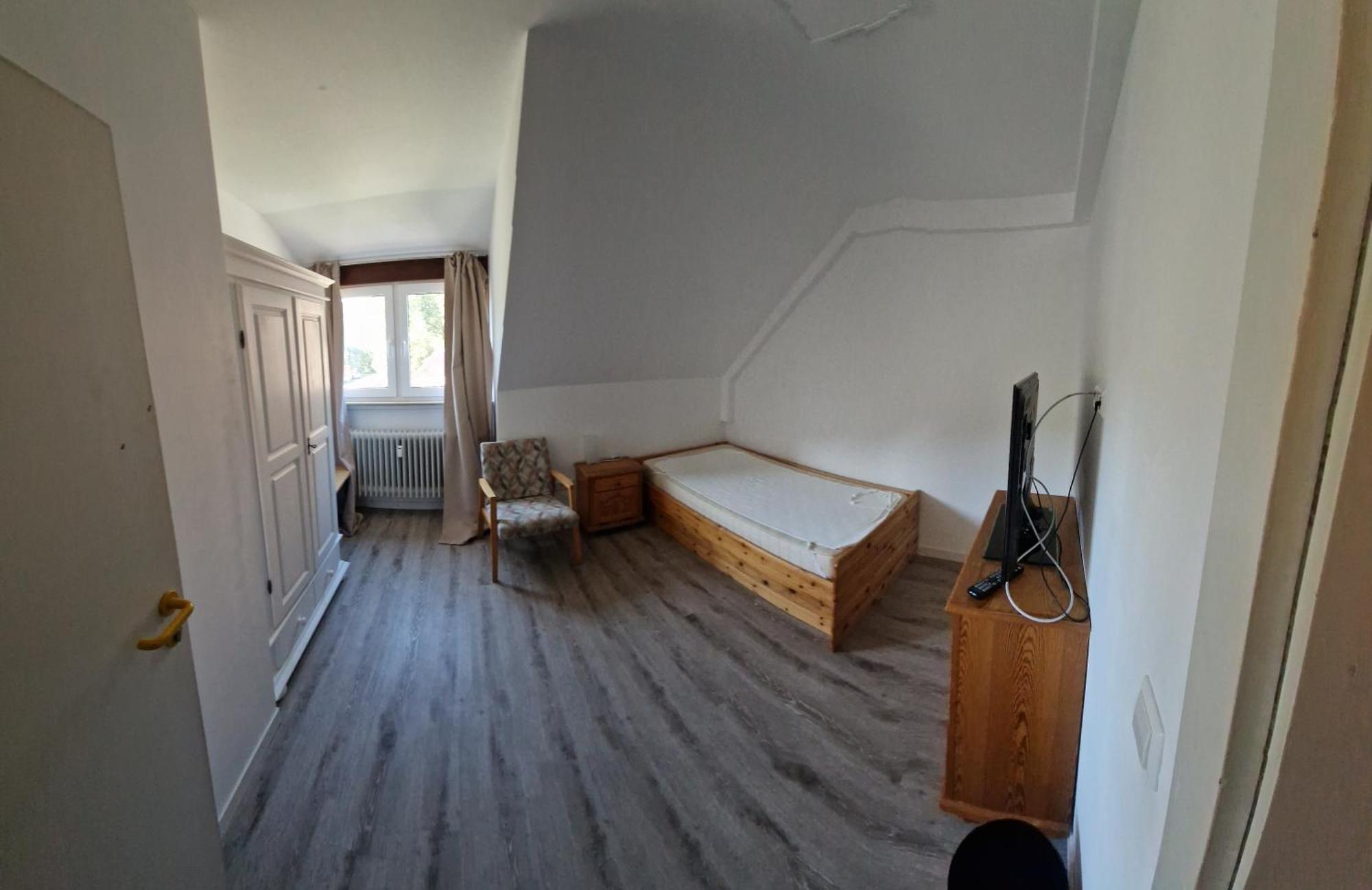 Dreibettzimmer mit Badewanne