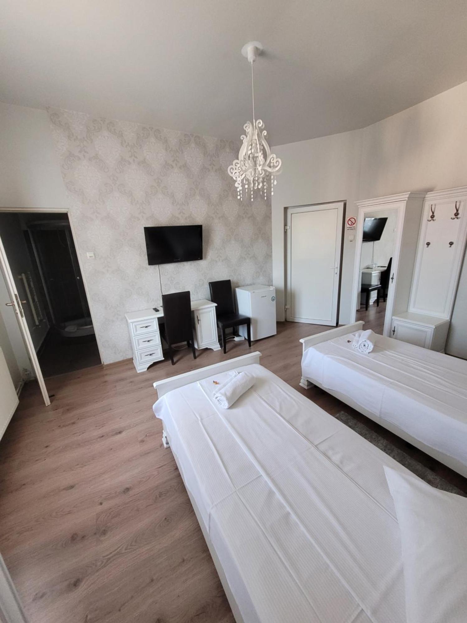 Tweepersoonskamer met 2 Aparte Bedden en Badkamer