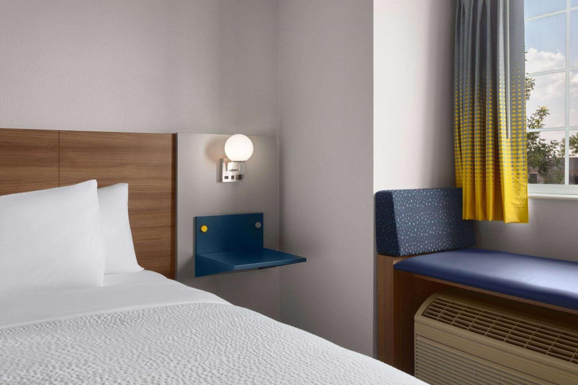 Queen Suite - Mobility Access/Non-Smoking