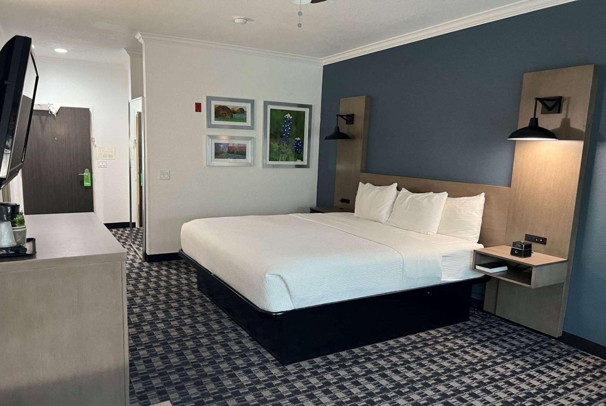 King Room with Mobility/Hearing Impaired Access - Non-Smoking