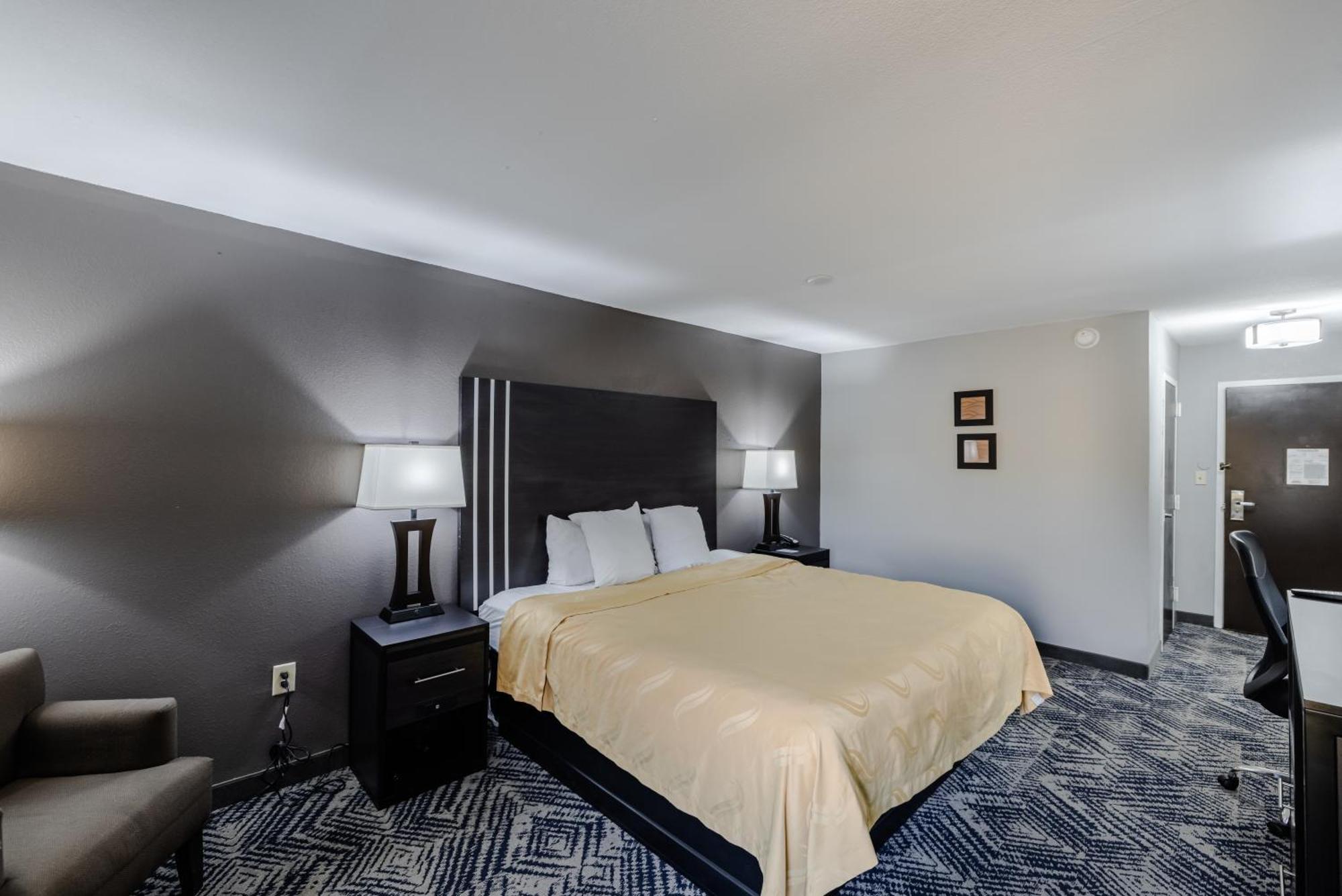Standard King Room - Non-Smoking