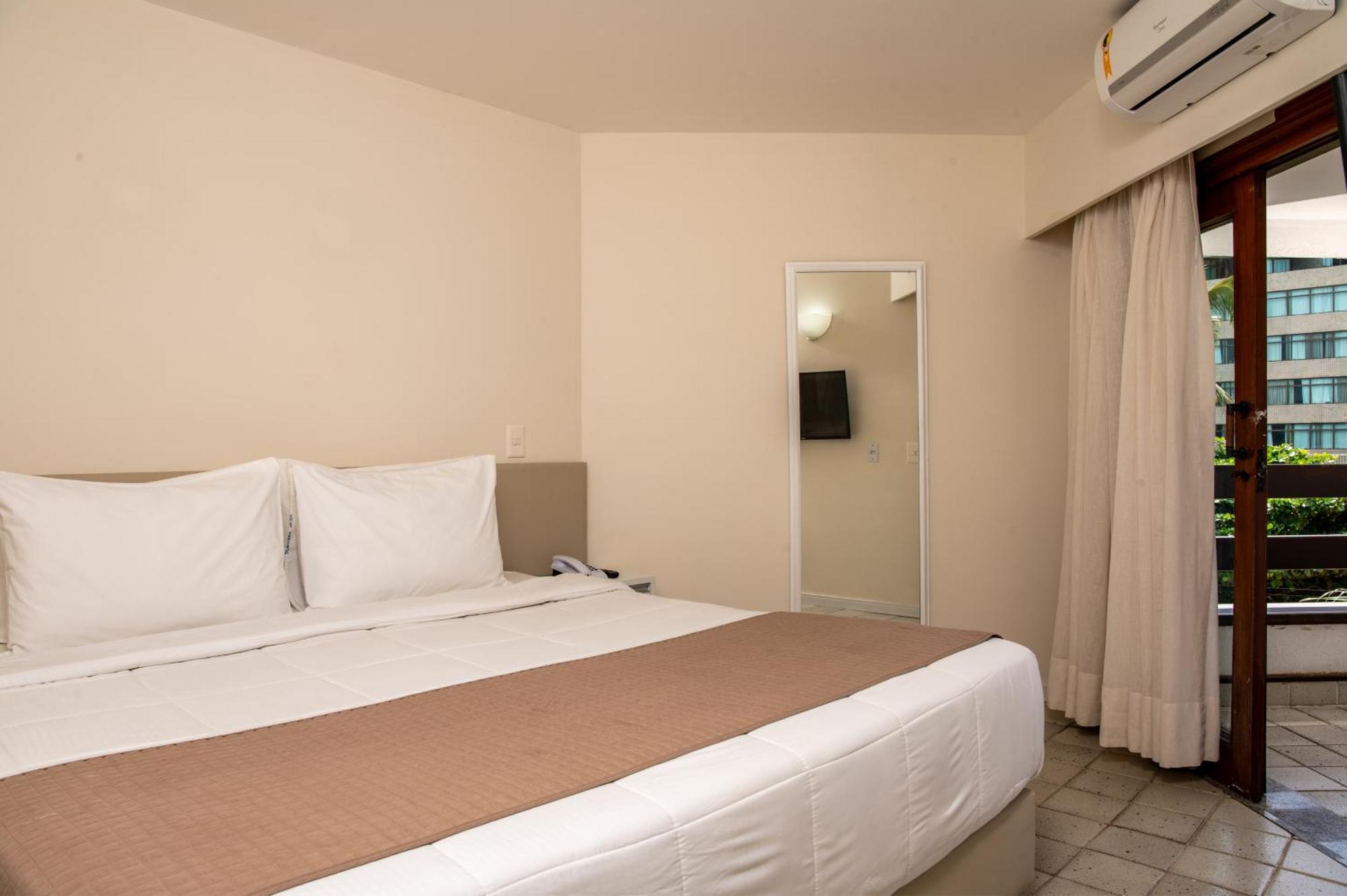 Apartamento duplo com varanda, sala de estar e vista do mar