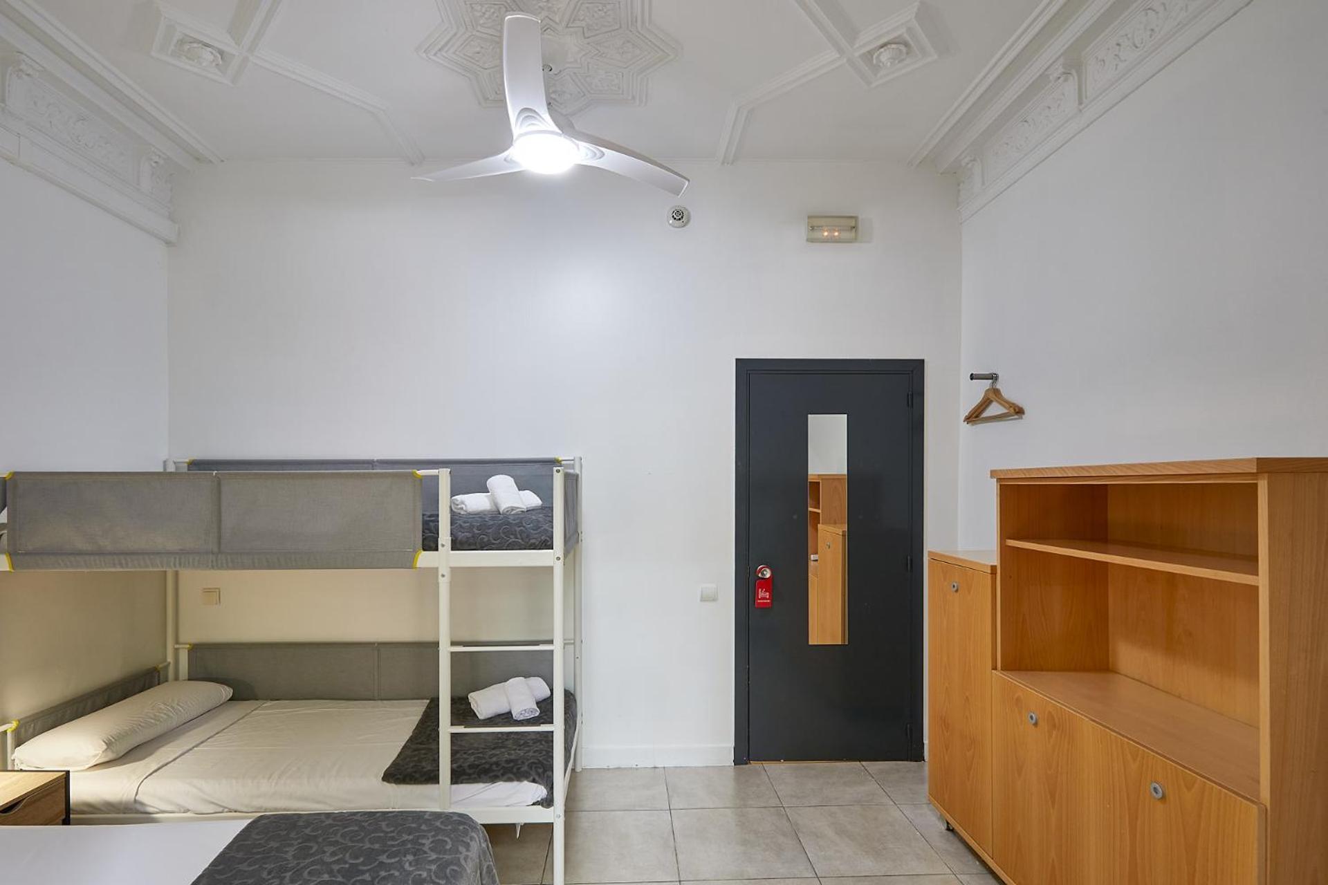Quarto Triplo Básico com Casa de Banho Partilhada
