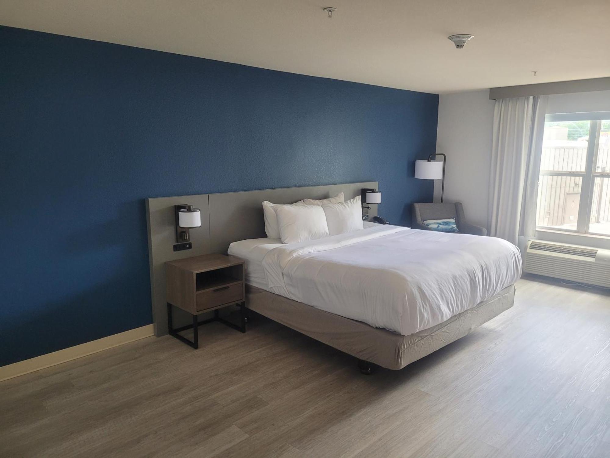 King Room with Roll-in Shower - Disability Access/Non-Smoking
