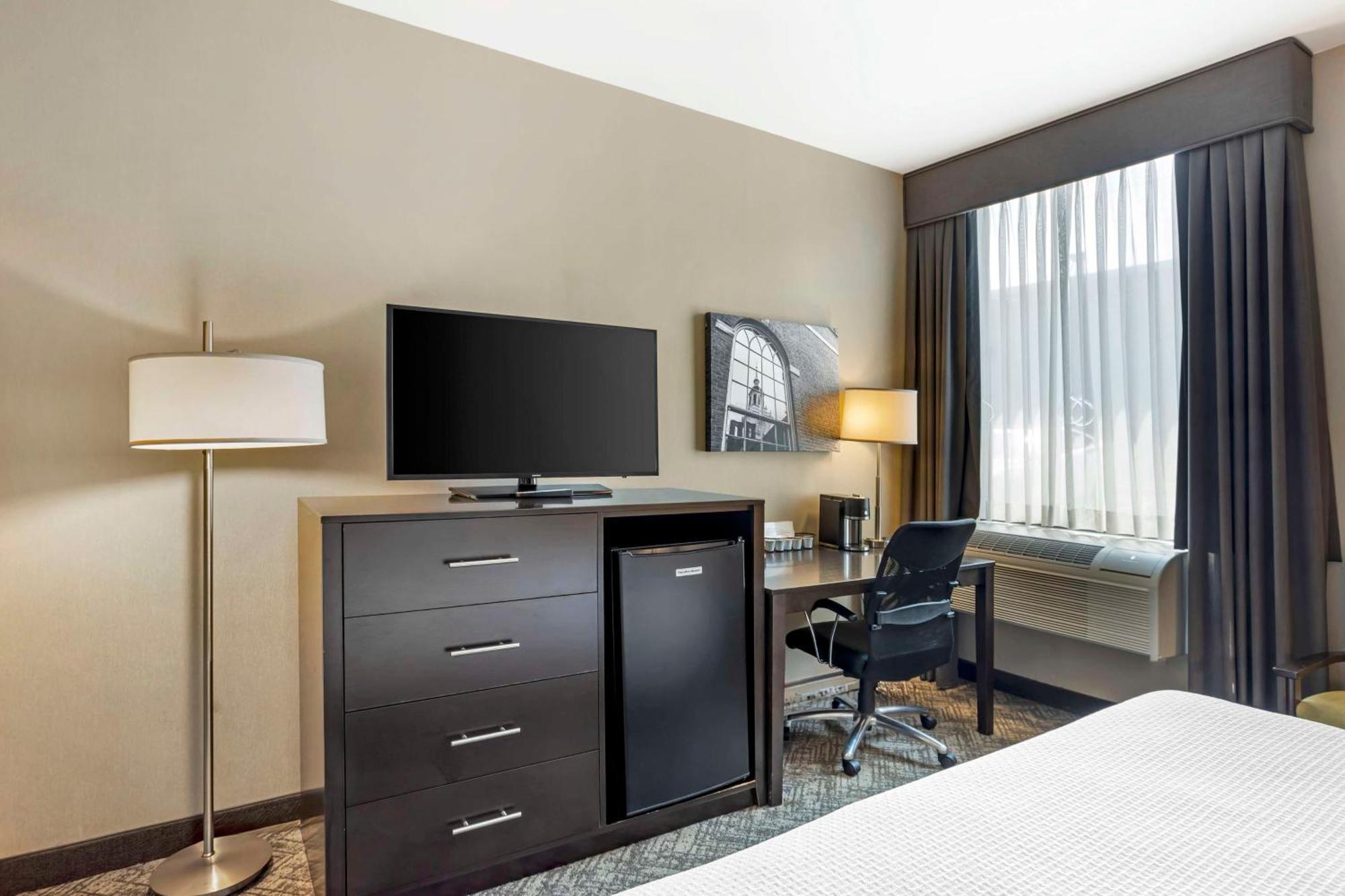 King Room with Roll-in Shower - Disability Access/Non-Smoking