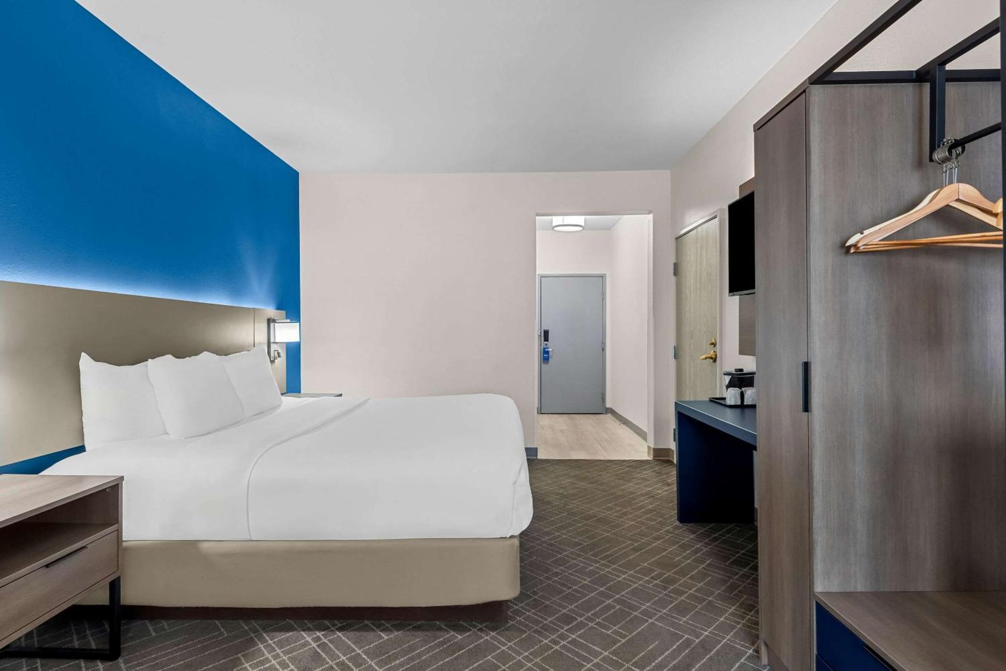 King Suite - Accessible/Non-Smoking