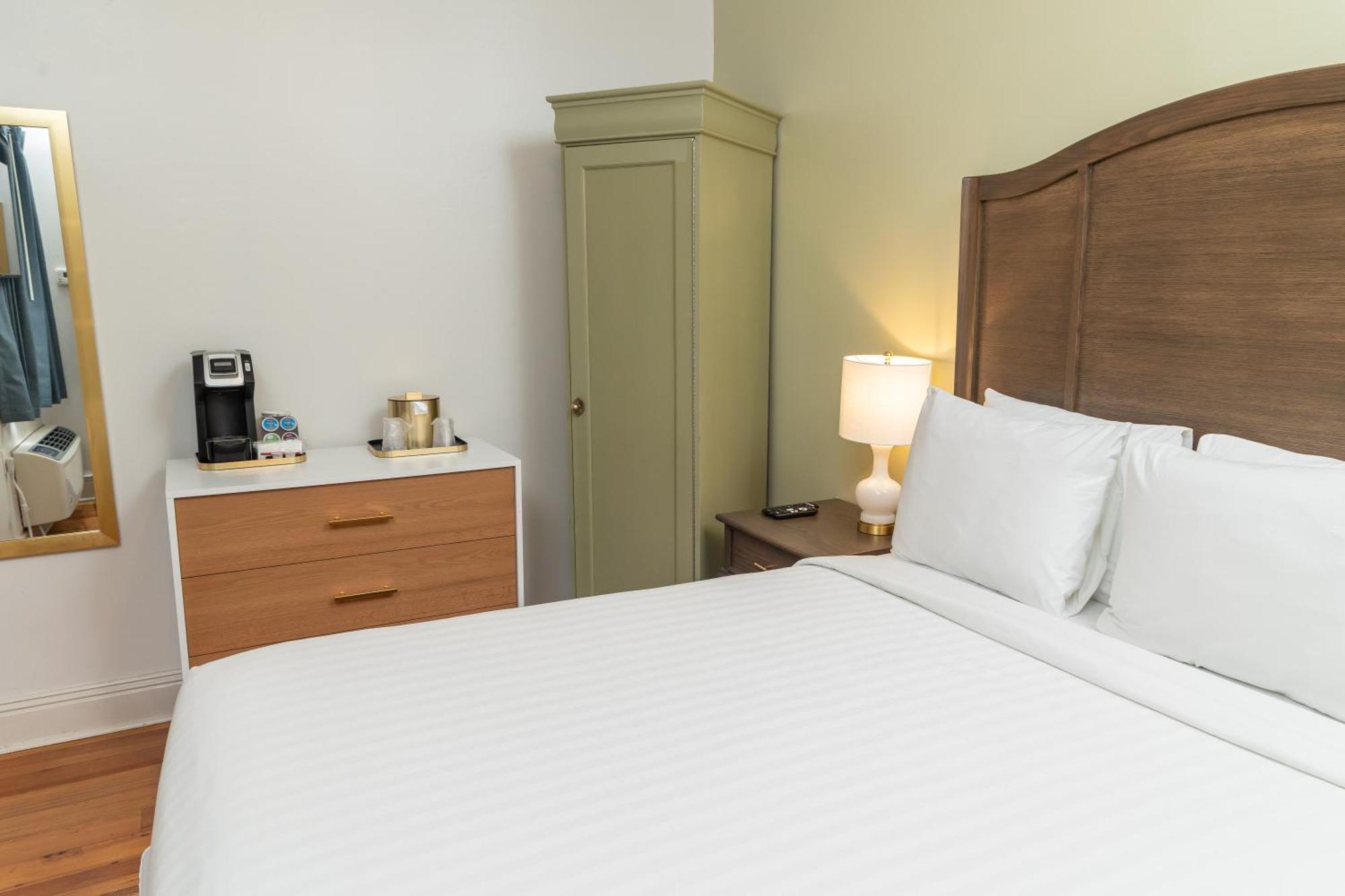 Deluxe Queen Room