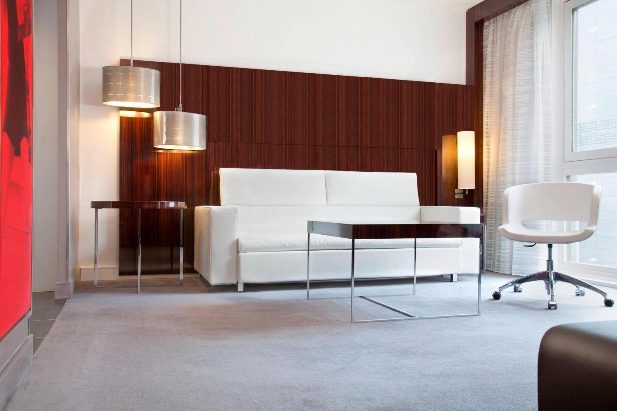 One-Bedroom Senior King Suite with 1 King Bed