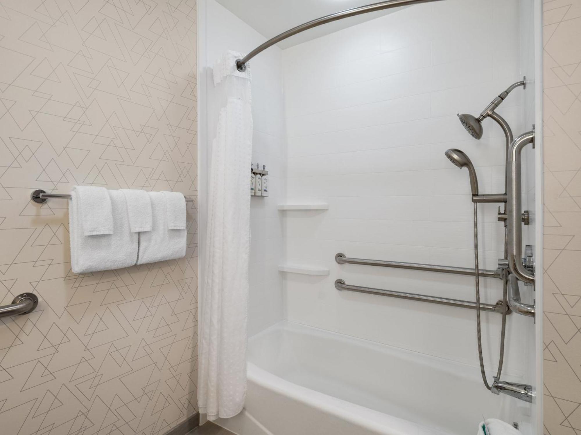 Studio Queen Room with Hearing Accessible Tub - Non-Smoking