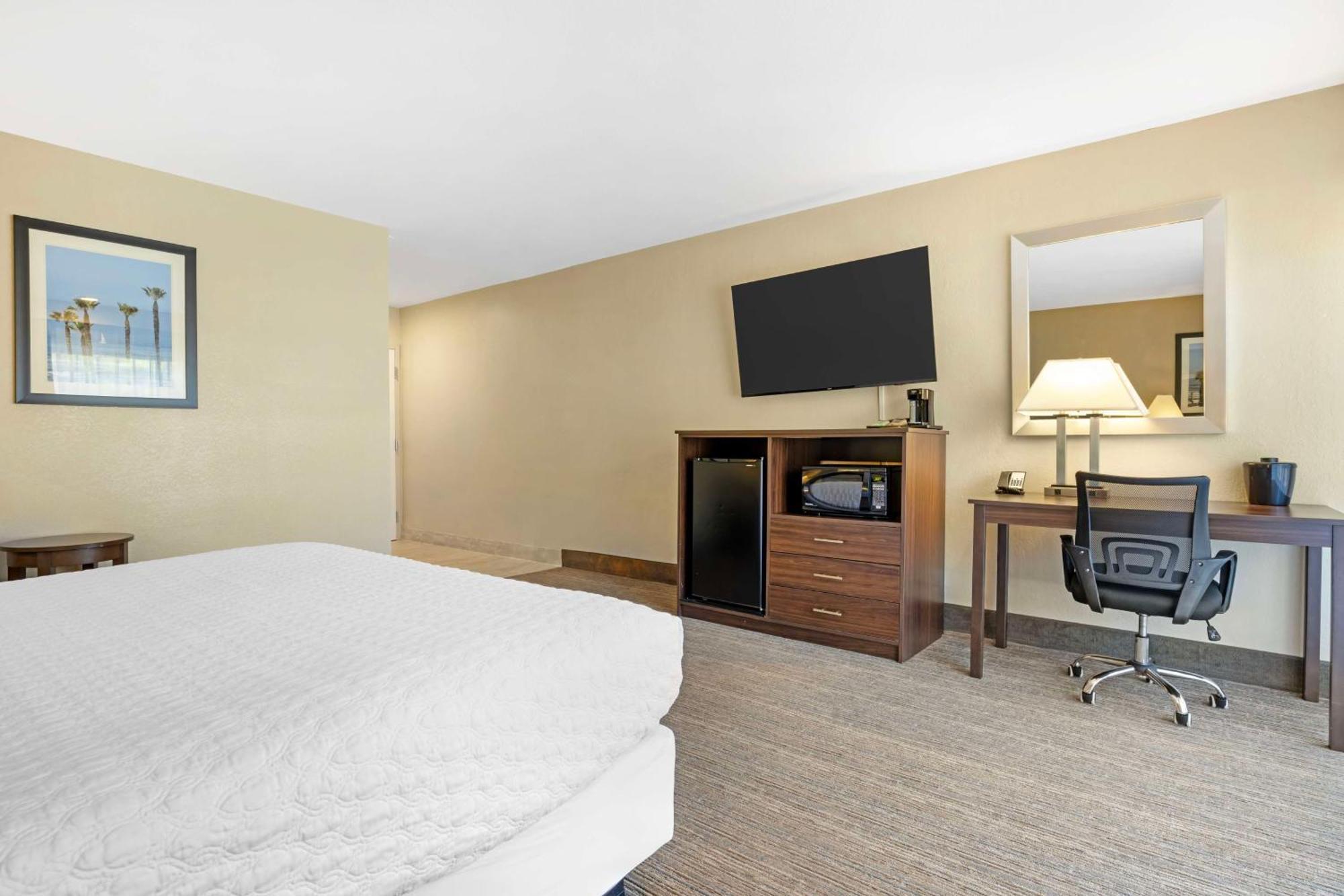 King Room with Roll-in Shower - Disability Access/Non-Smoking
