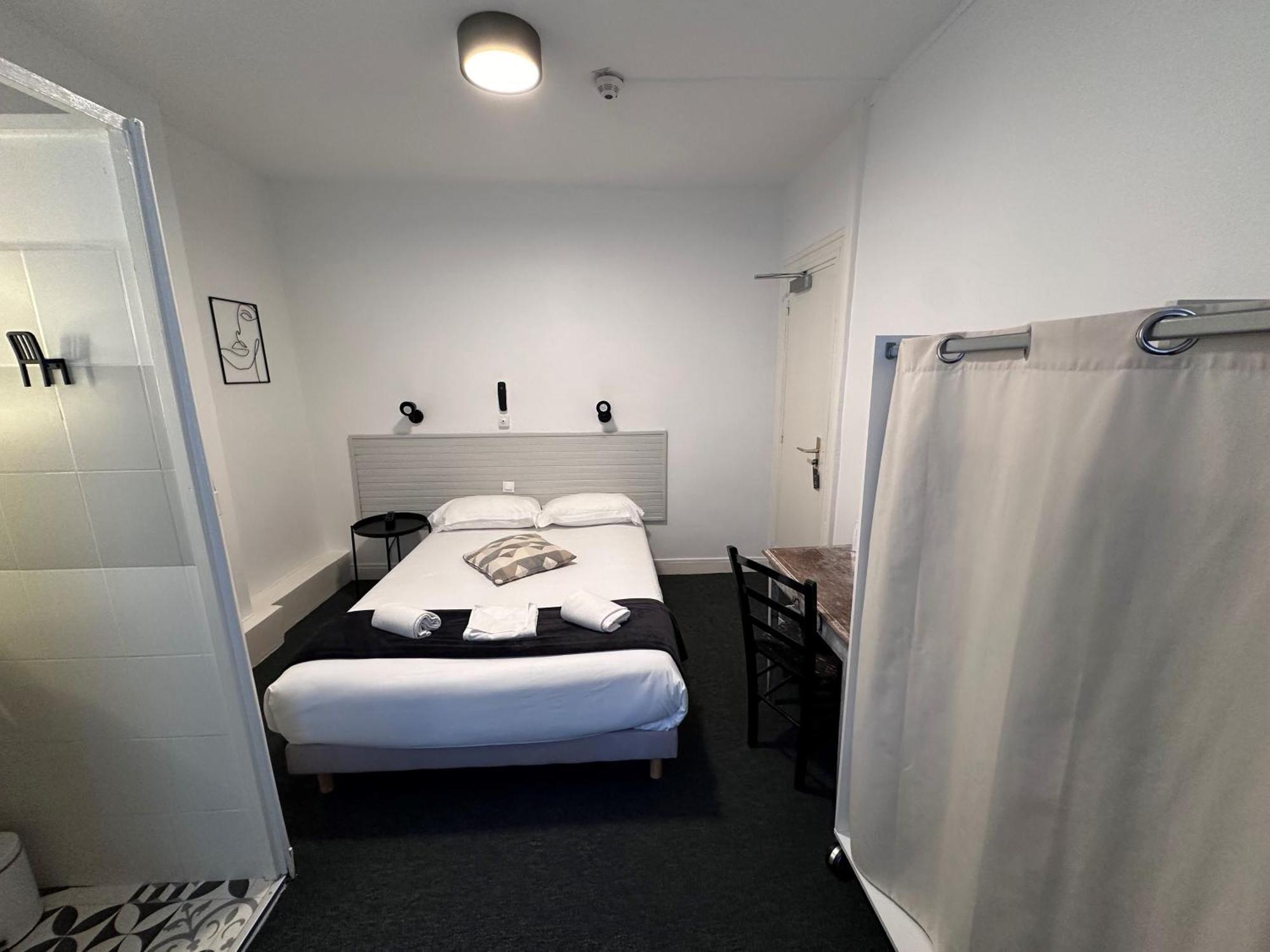 Chambre Double avec Toilettes Communes